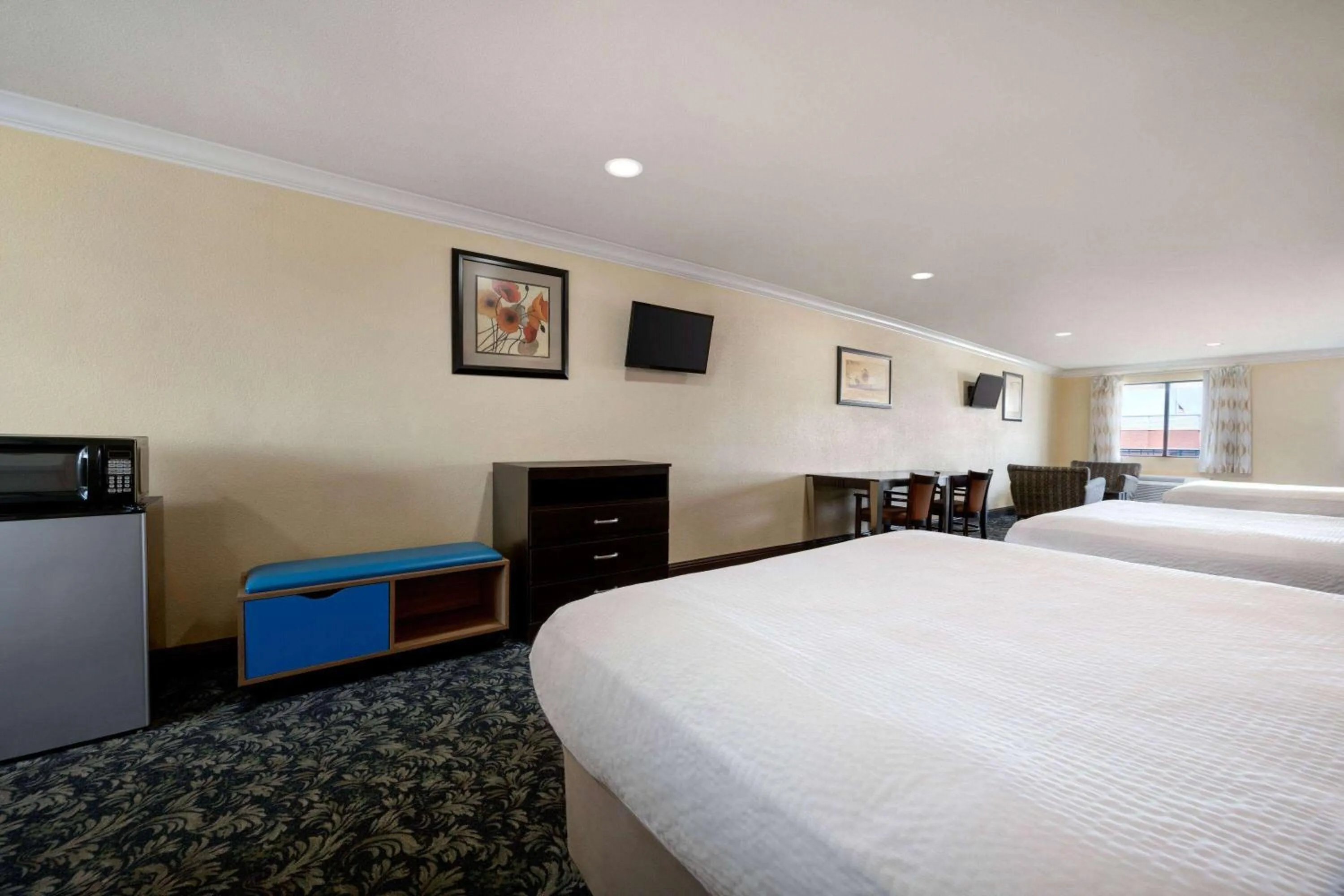 Photo of the whole room, Bed in Days Inn by Wyndham Fresno South