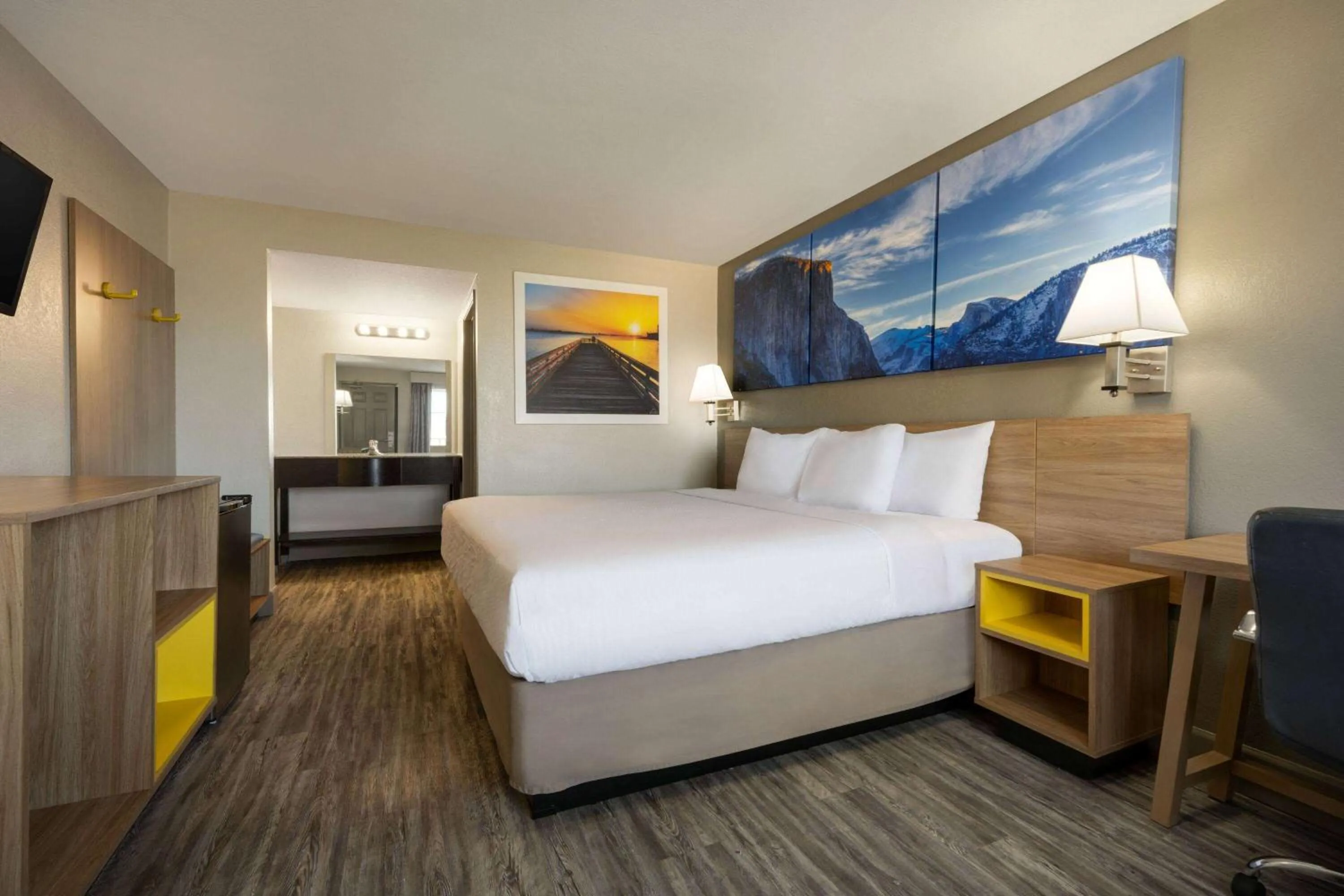 Photo of the whole room, Bed in Days Inn by Wyndham Fresno South