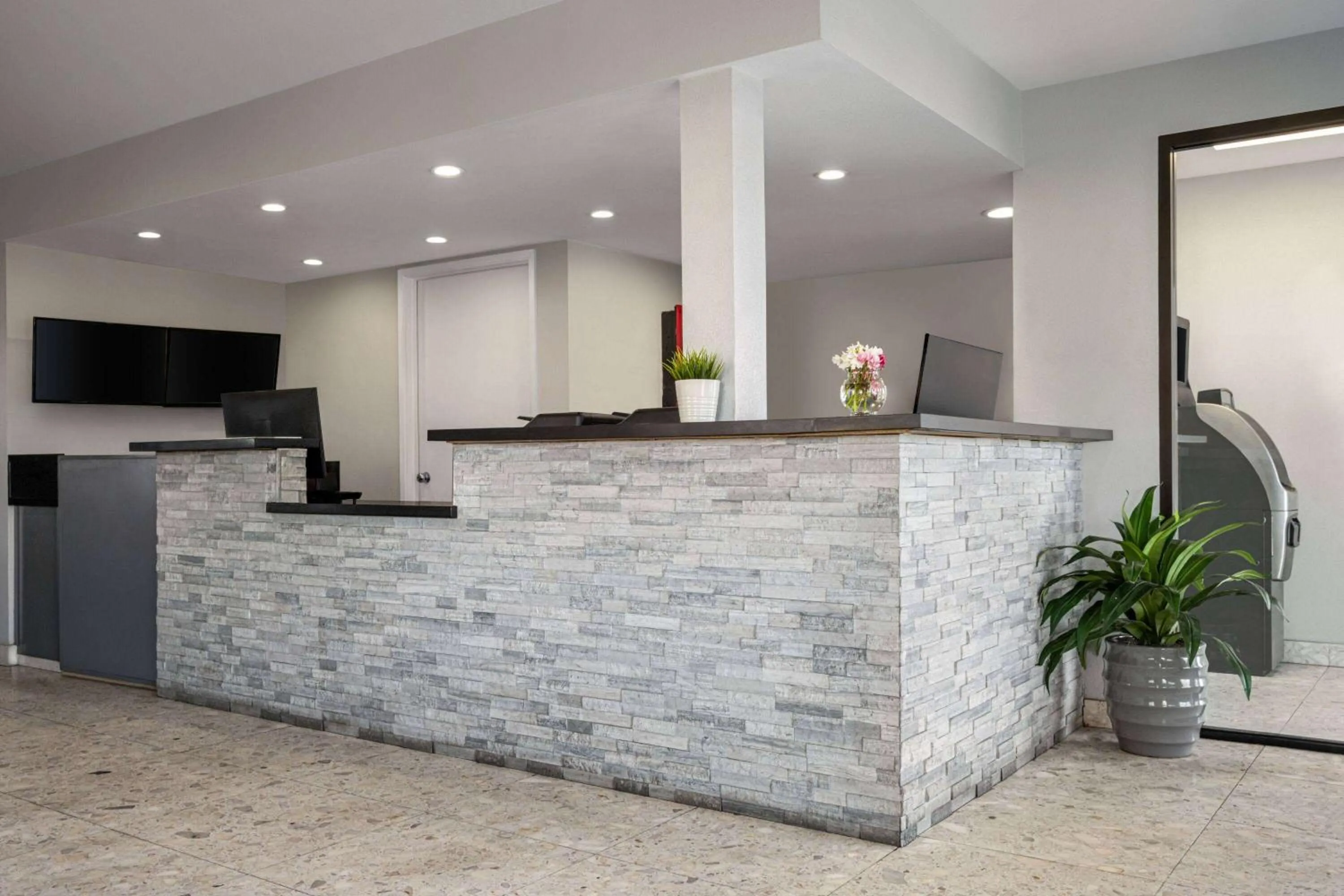 Lobby or reception in Days Inn by Wyndham Fresno South