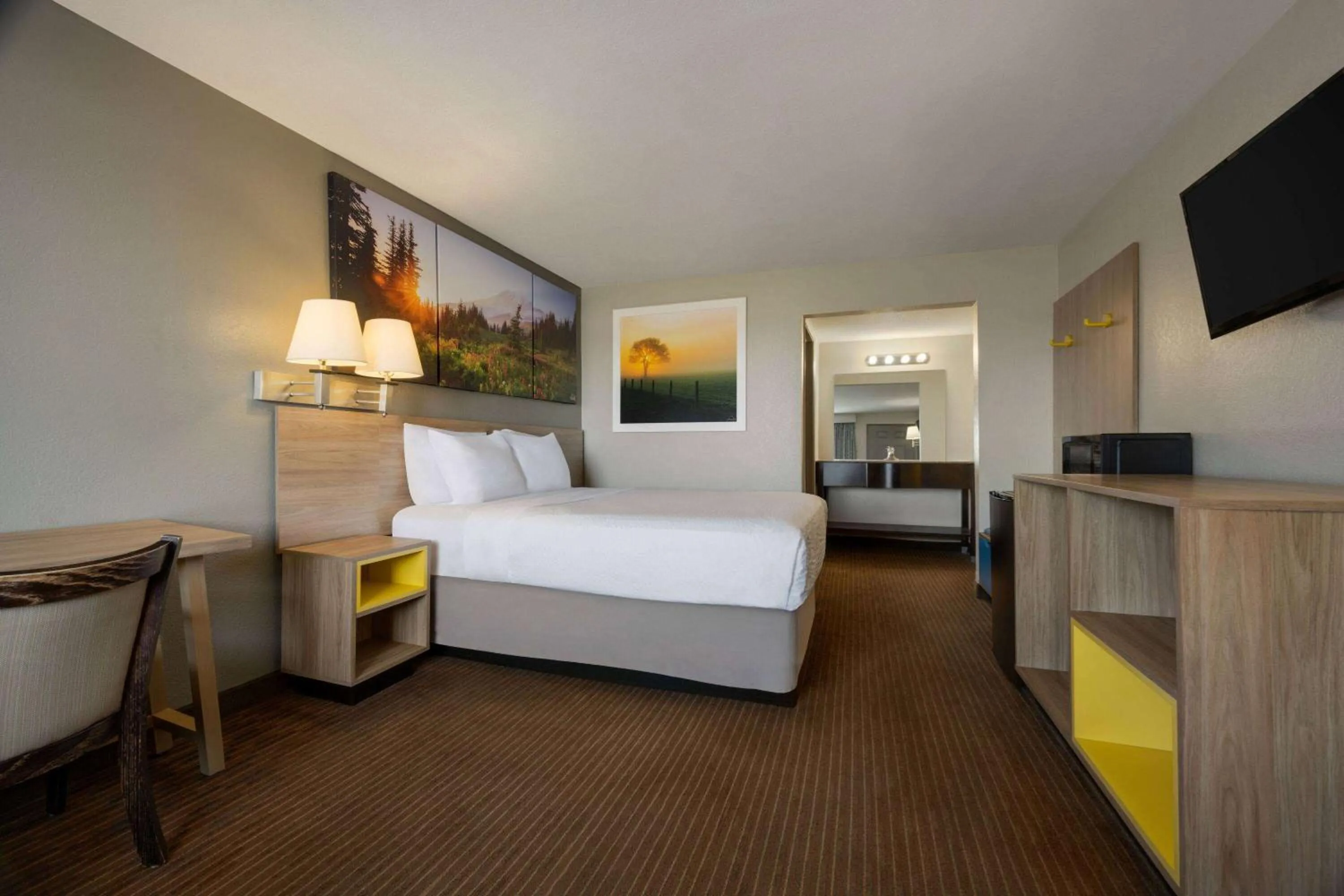 Photo of the whole room, Bed in Days Inn by Wyndham Fresno South