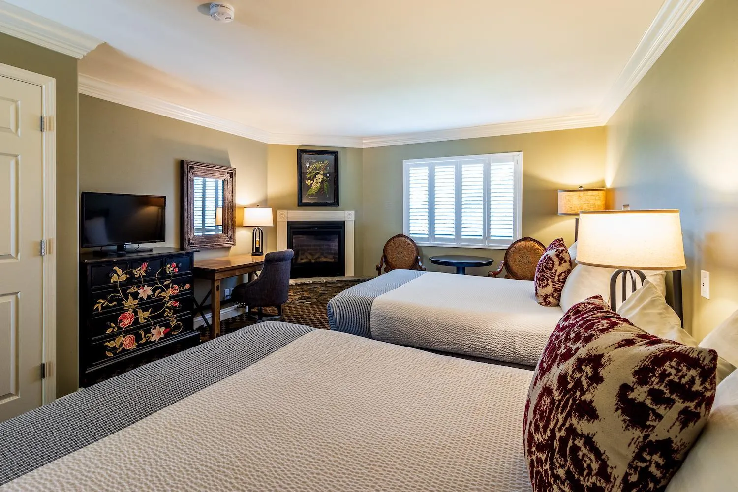 TV and multimedia, Bed in Cambria Pines Lodge