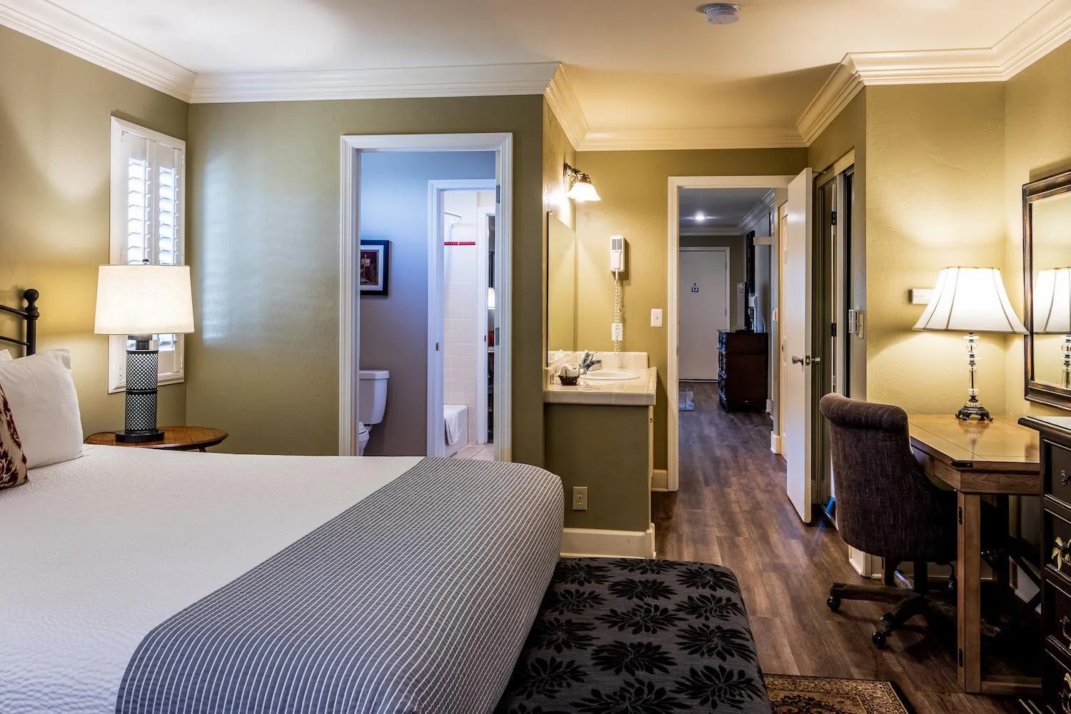 Bedroom, Bed in Cambria Pines Lodge