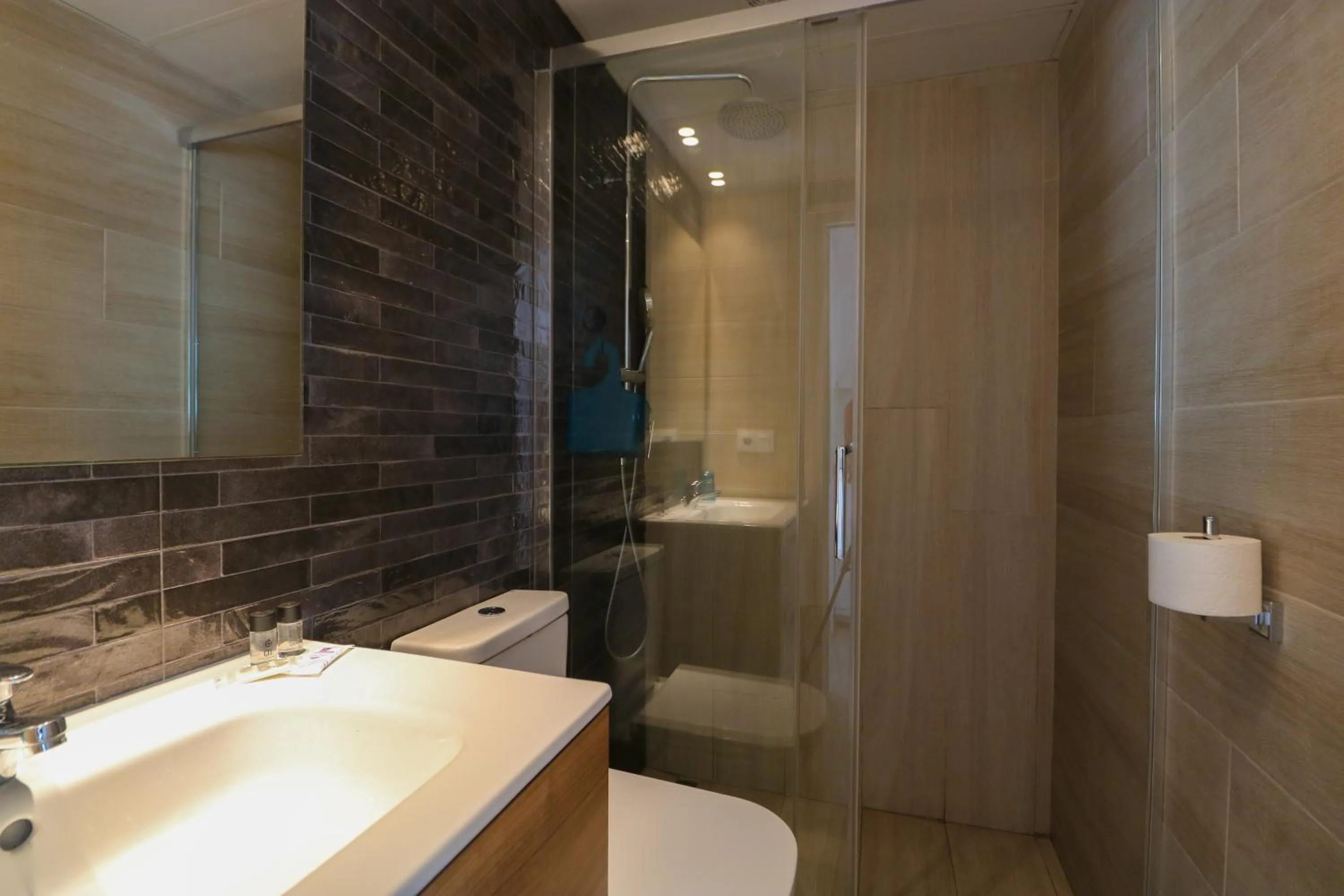Shower in Calypso Boutique Apartments - Ceased Trading