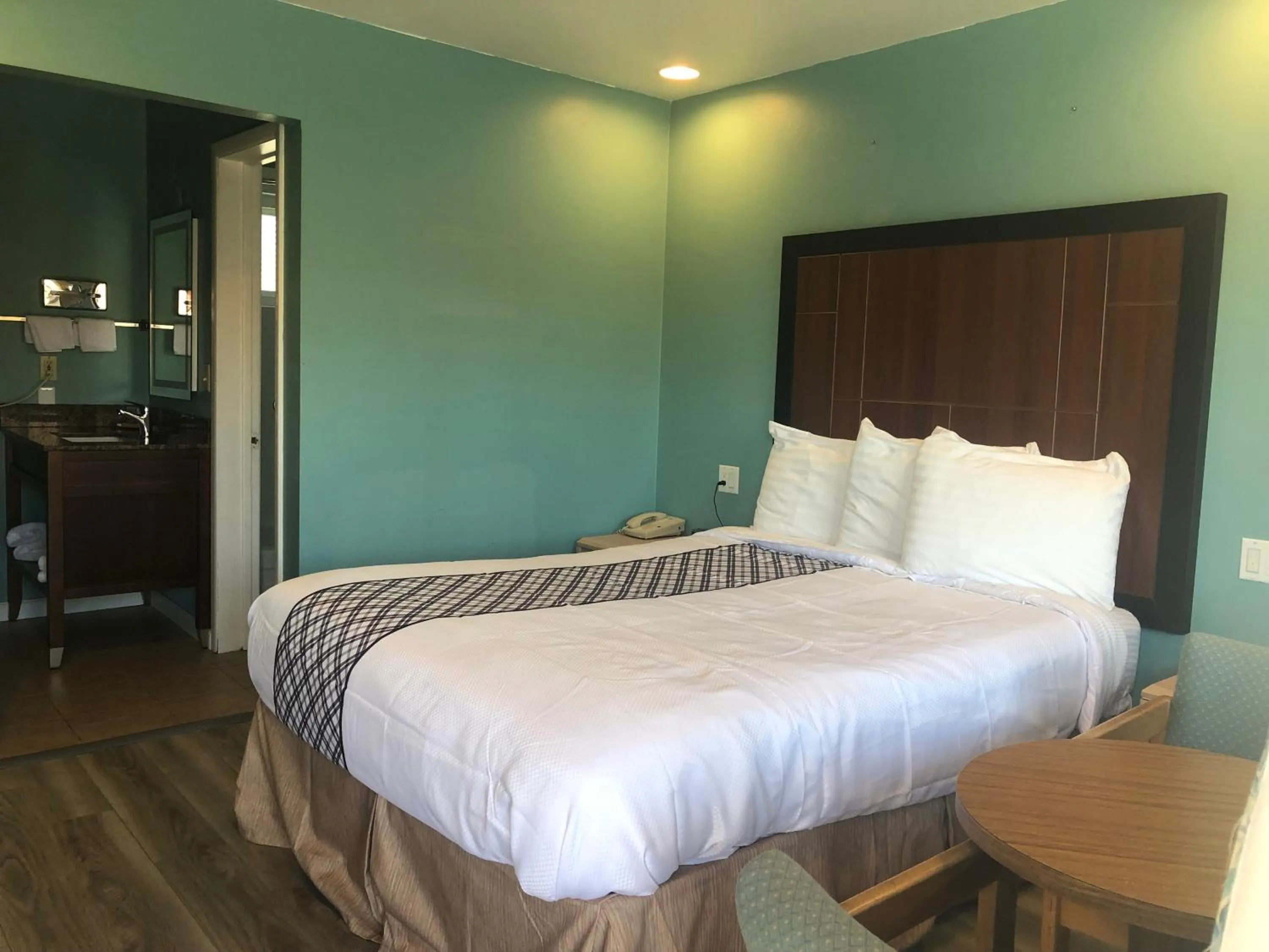 Photo of the whole room, Bed in Bestway Inn