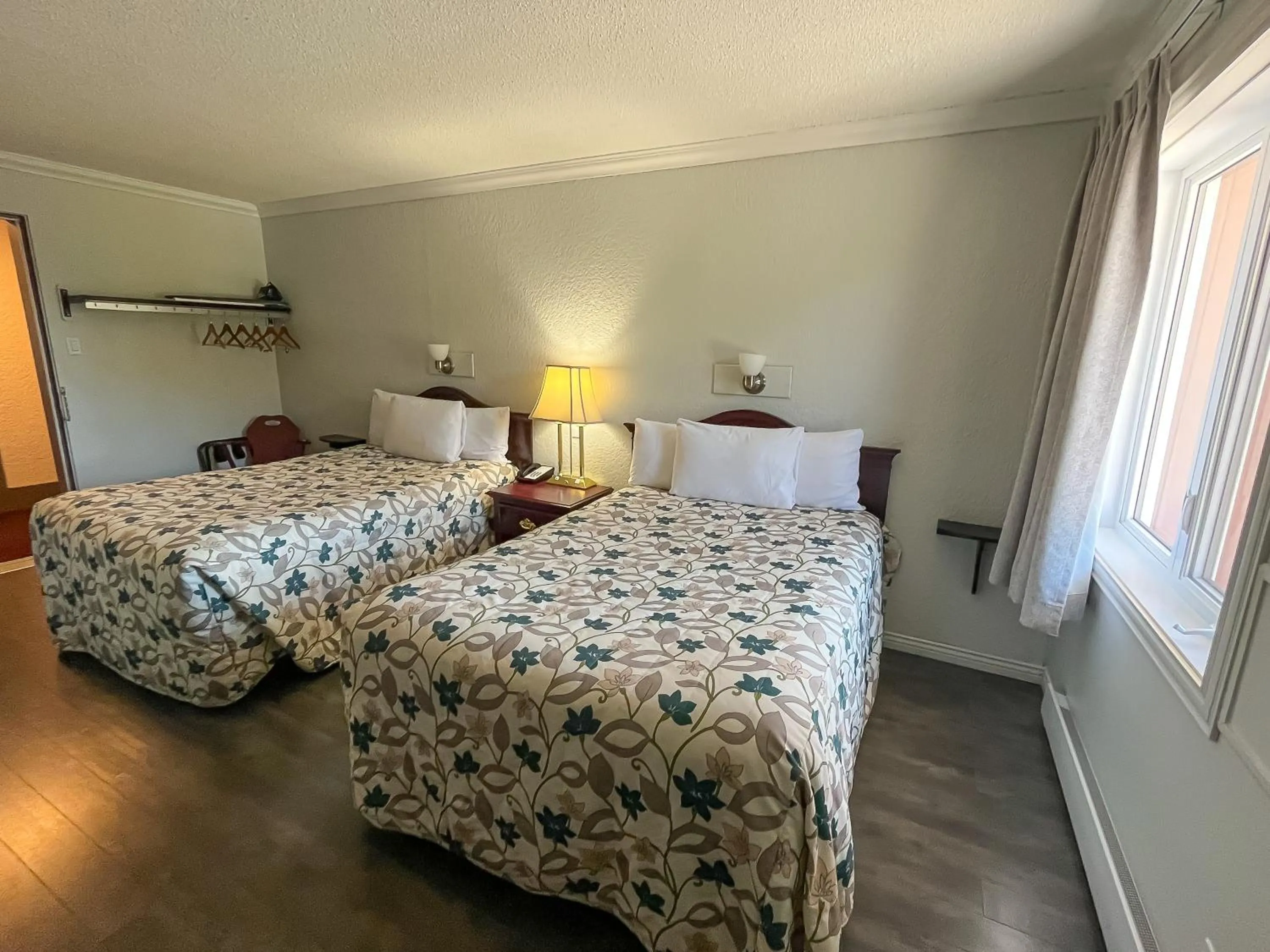 Photo of the whole room, Bed in Complexe Hotelier Escoumins