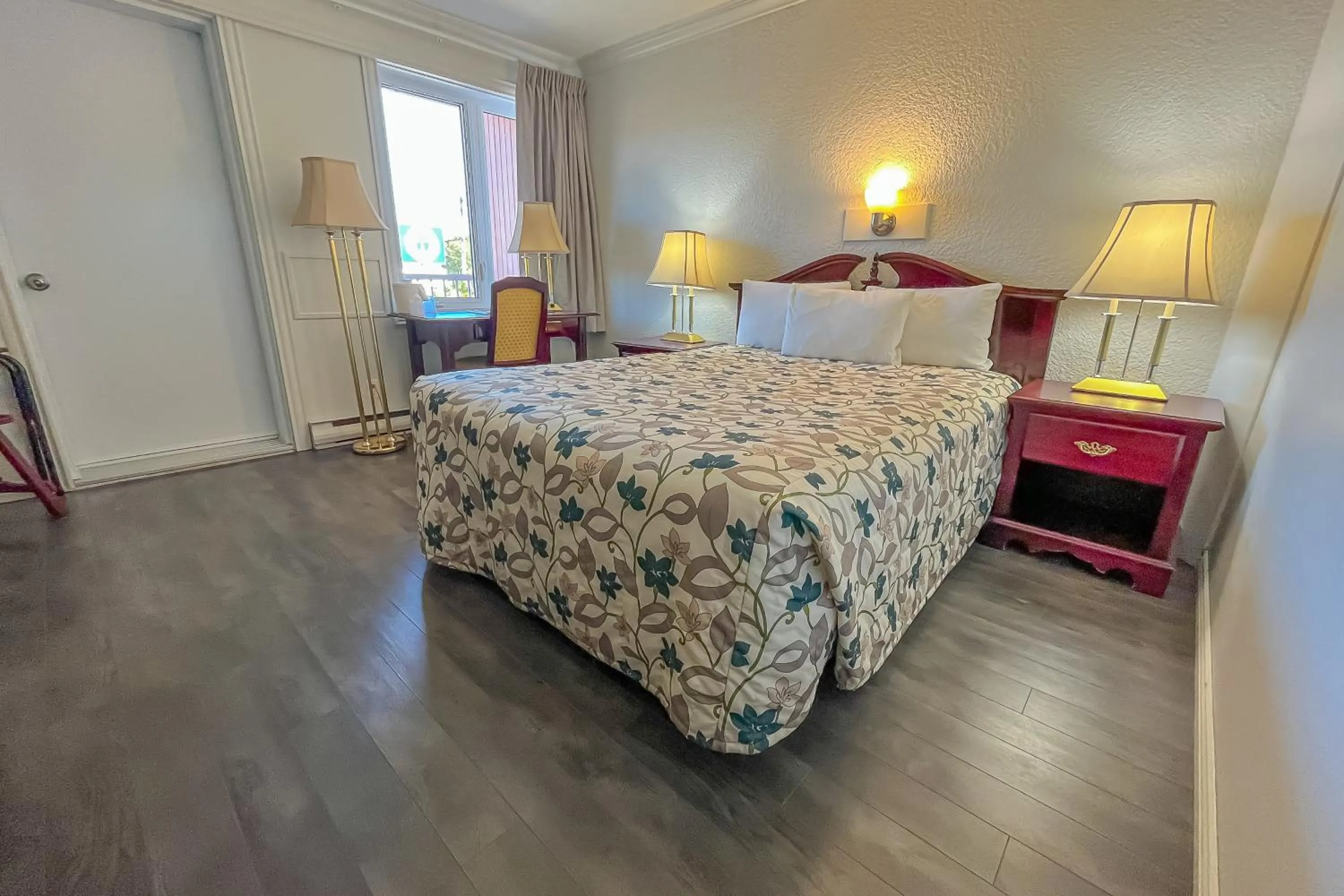 Bedroom, Bed in Complexe Hotelier Escoumins