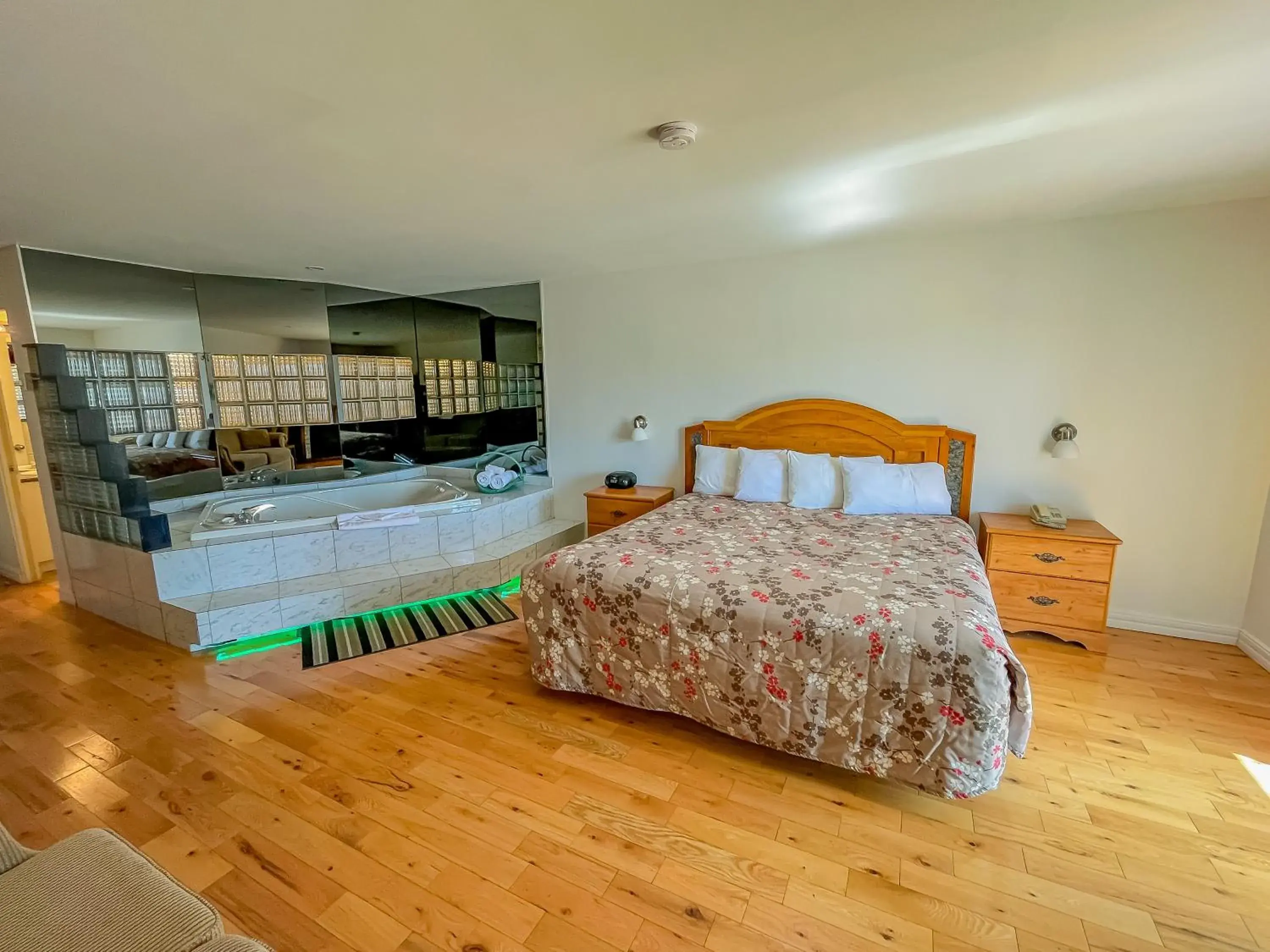 King Suite - single occupancy in Complexe Hotelier Escoumins King Suite - single occupancy in Complexe Hotelier Escoumins