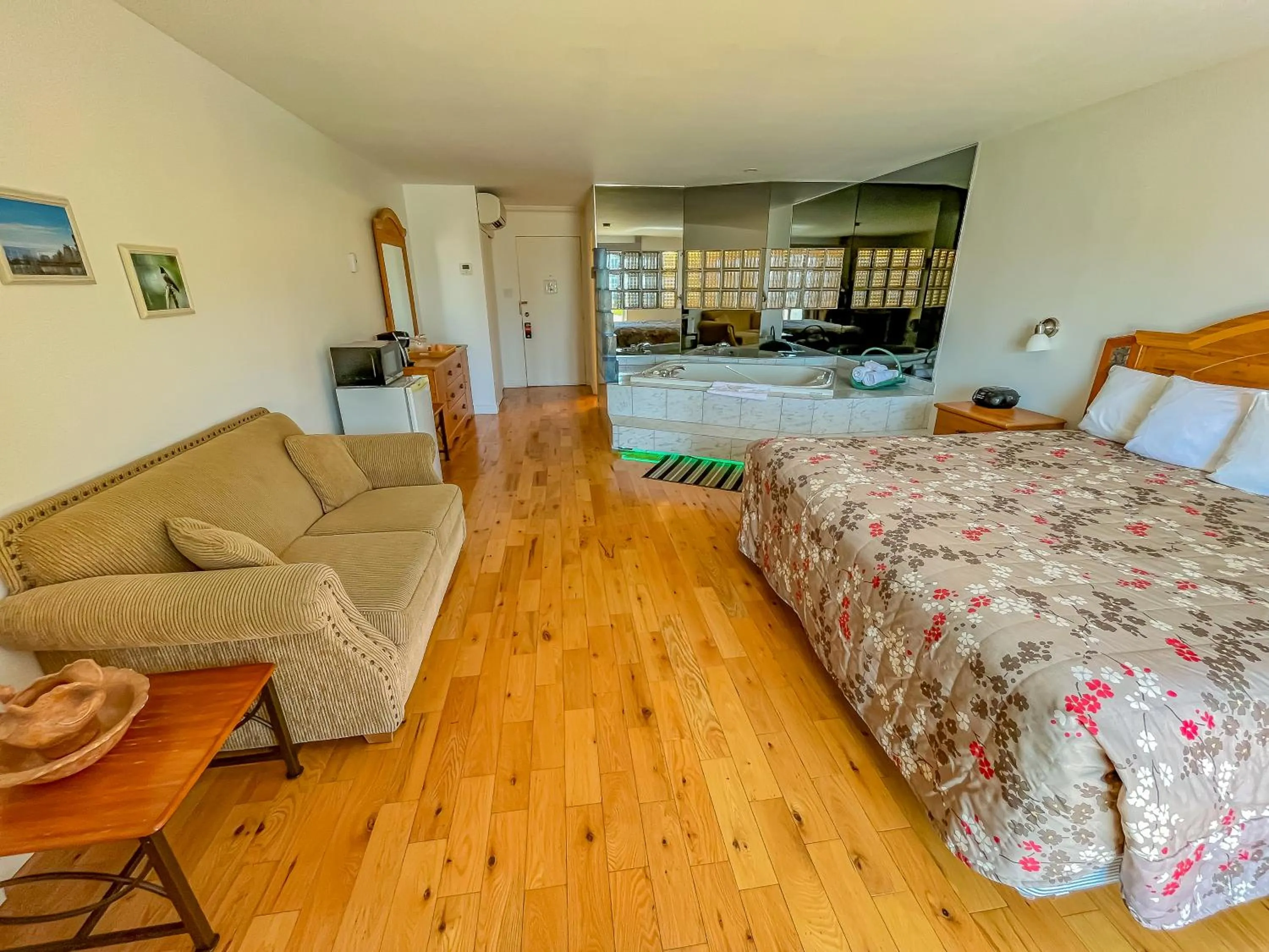 Photo of the whole room, Bed in Complexe Hotelier Escoumins