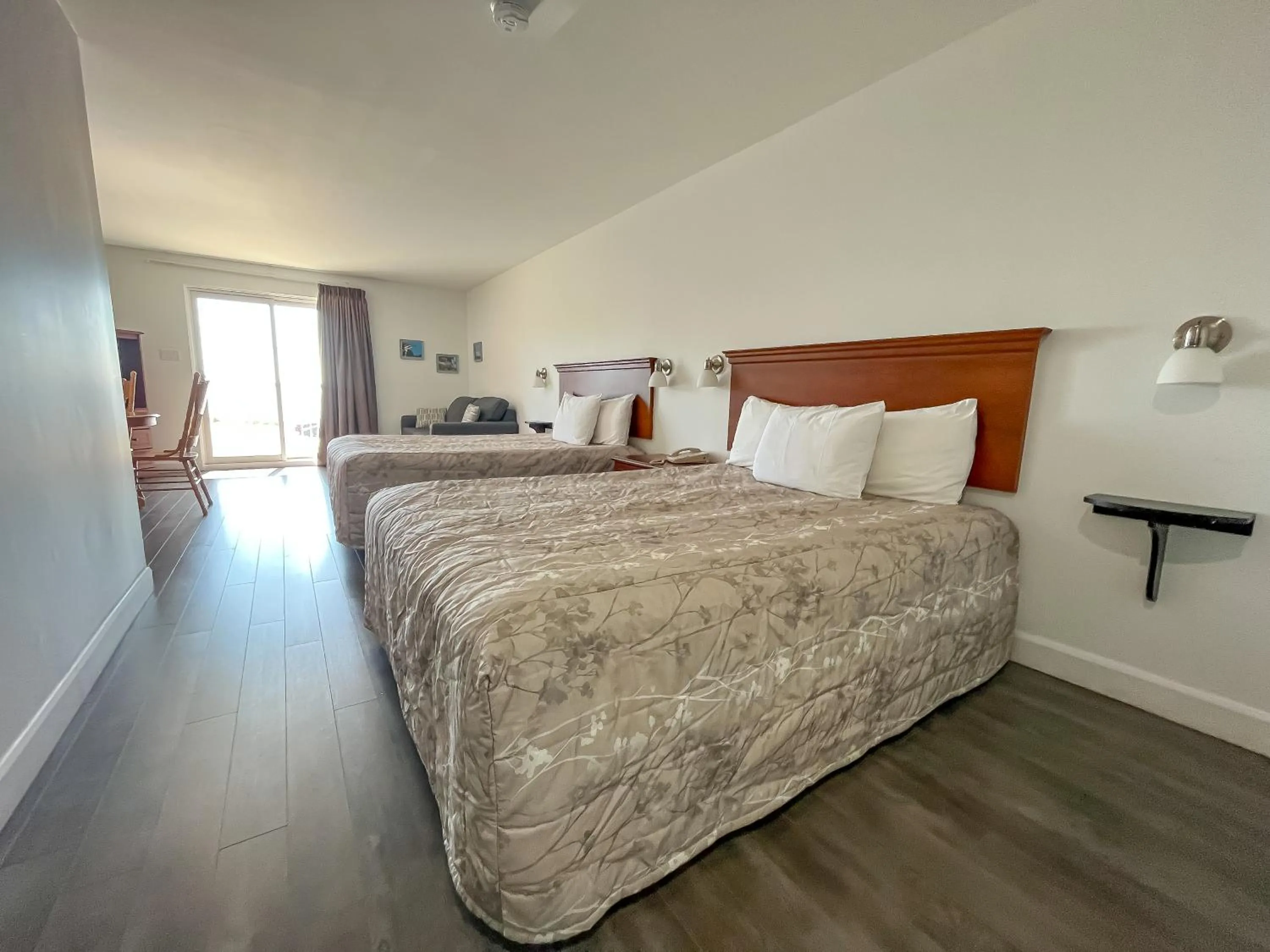 Photo of the whole room, Bed in Complexe Hotelier Escoumins