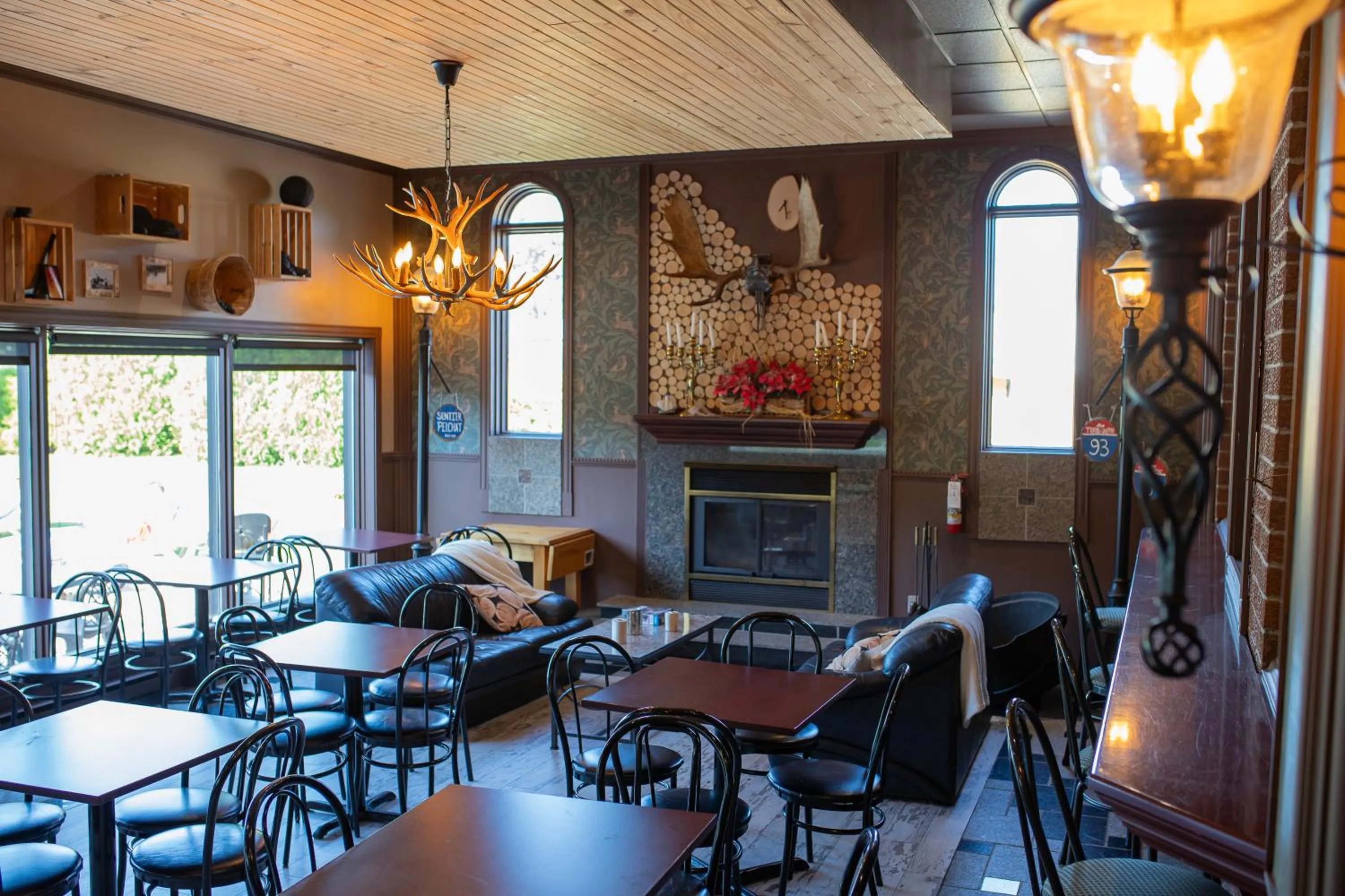 Lounge or bar in Complexe Hotelier Escoumins