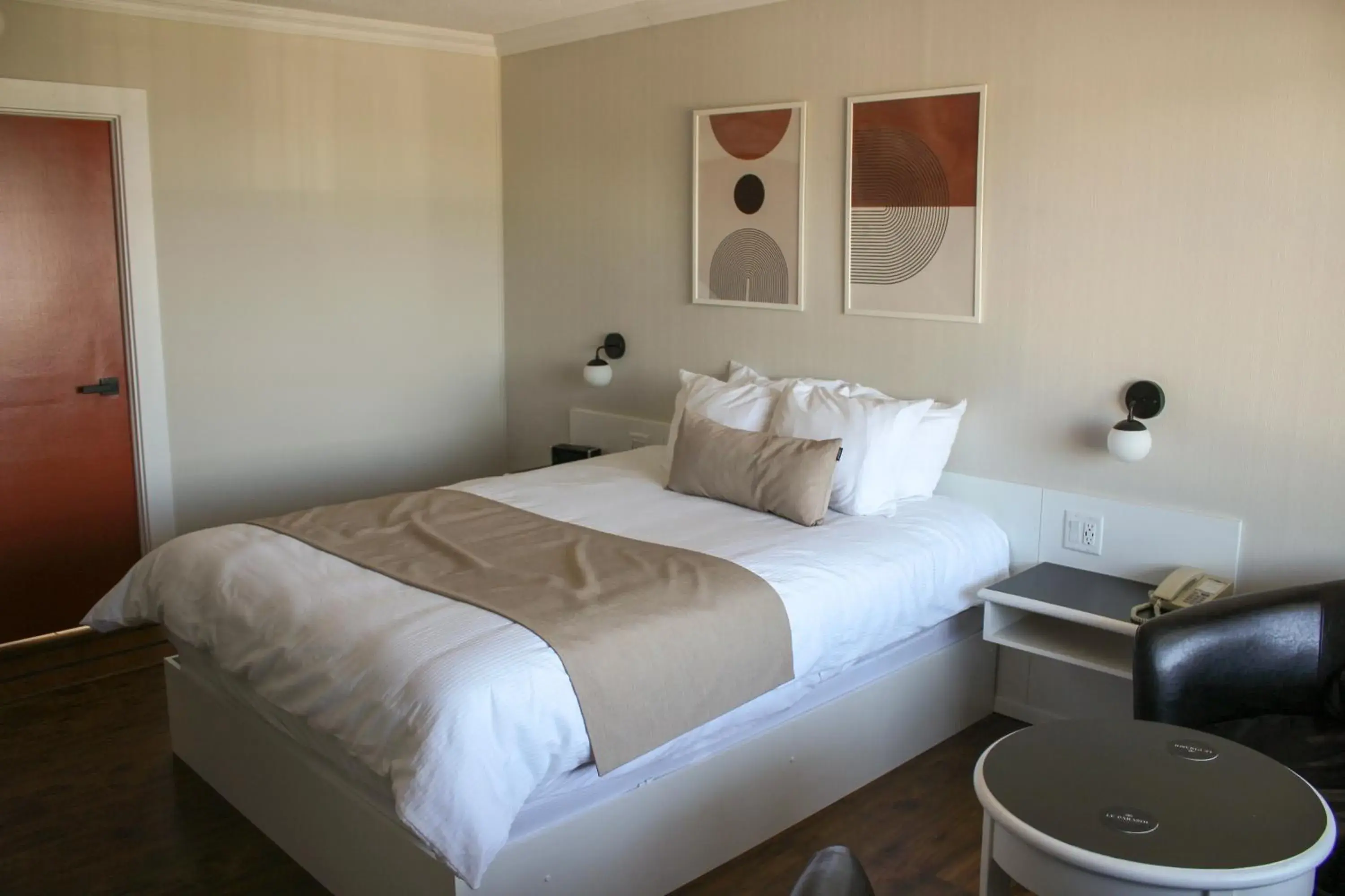 Queen Room in Auberge le Parasol Queen Room in Auberge le Parasol