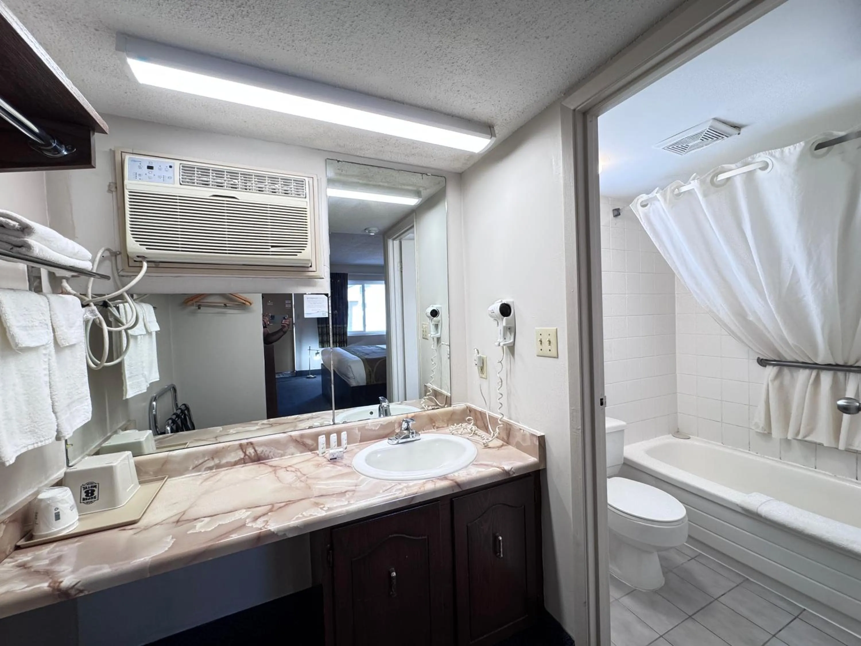 Super 8 by Wyndham Guelph