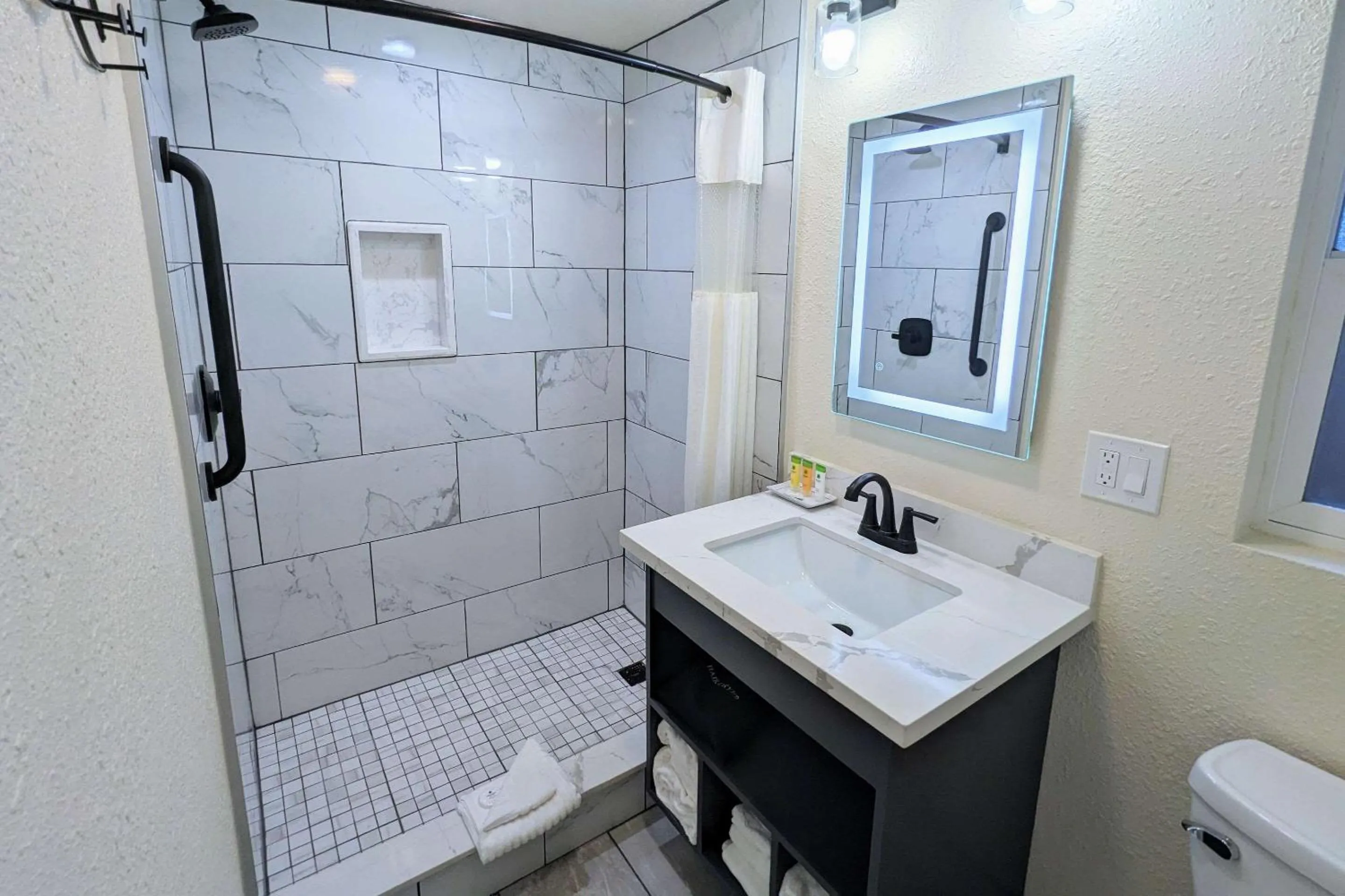 Bedroom in Clarion Collection Wilkie's Inn Pacific Grove - Monterey