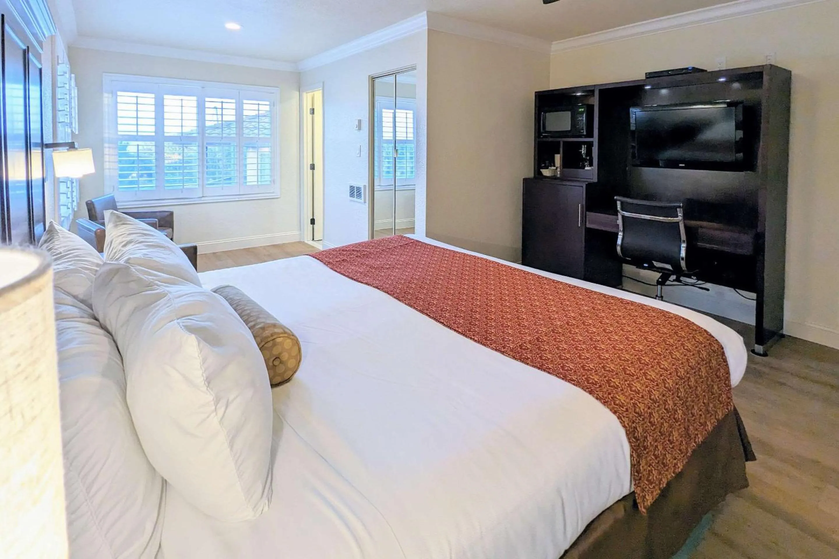 Bedroom, Bed in Clarion Collection Wilkie's Inn Pacific Grove - Monterey
