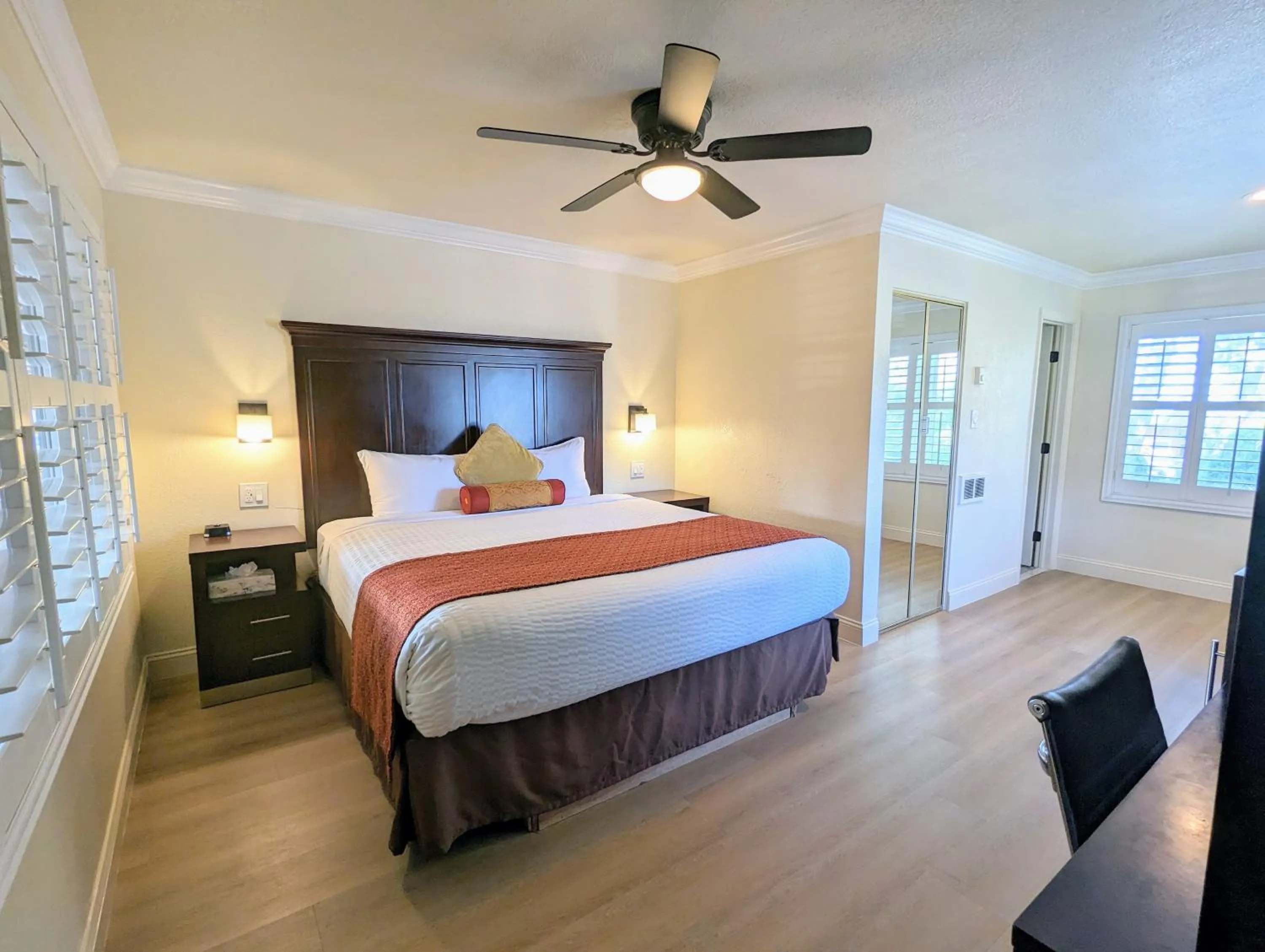 Bedroom, Bed in Clarion Collection Wilkie's Inn Pacific Grove - Monterey