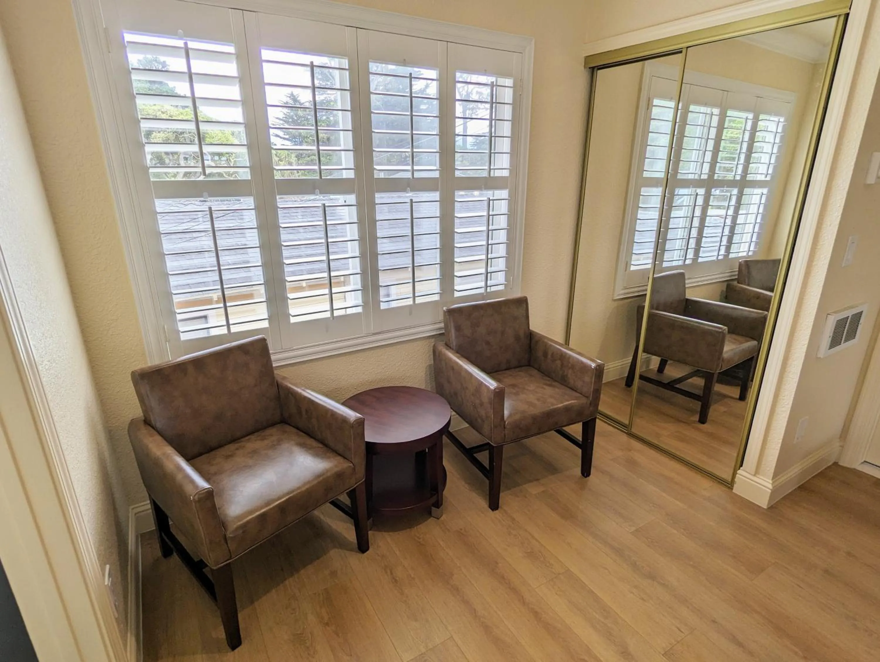 Seating area in Clarion Collection Wilkie's Inn Pacific Grove - Monterey