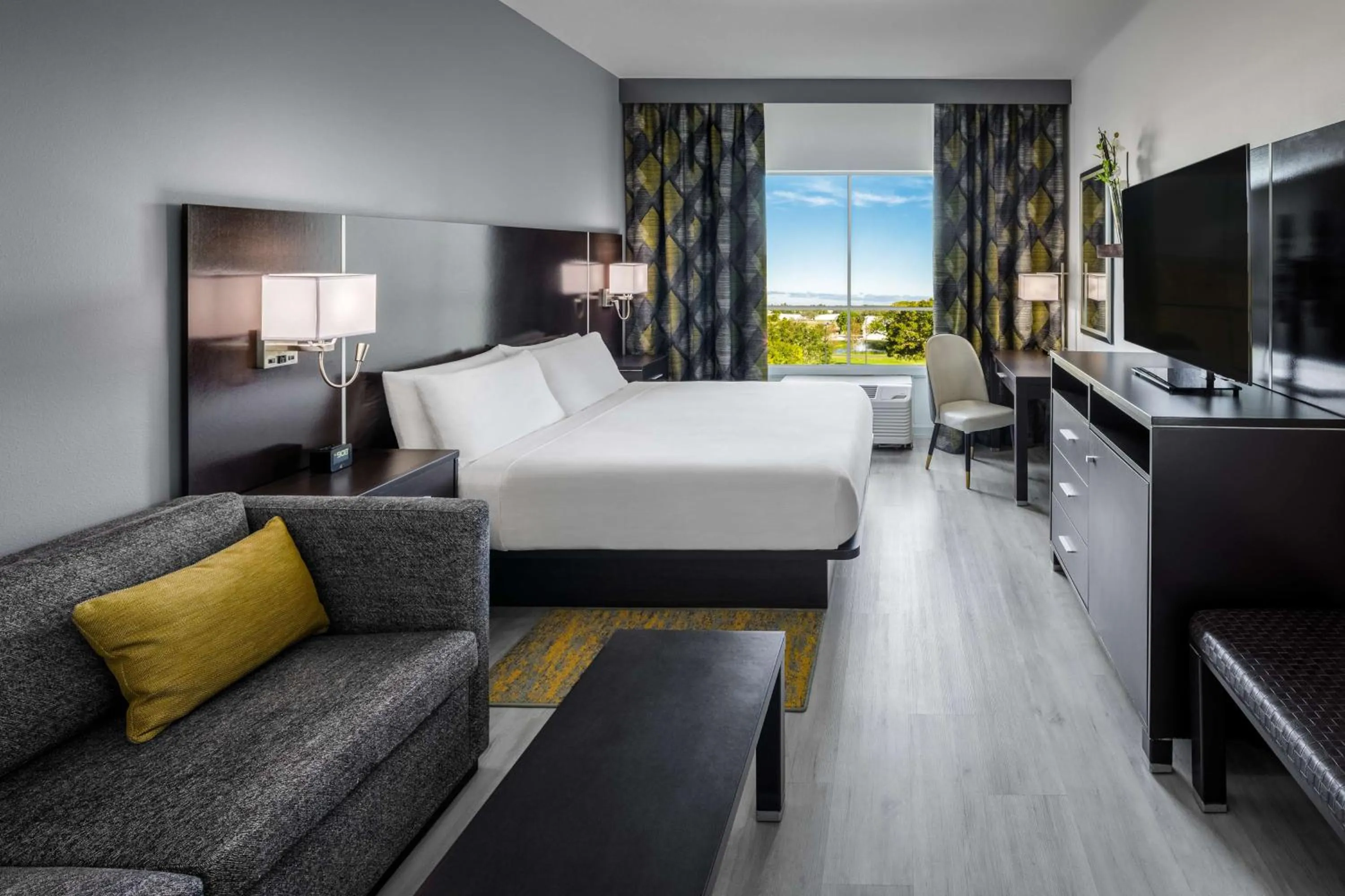 Bedroom, Bed in Holiday Inn Sarasota-Airport