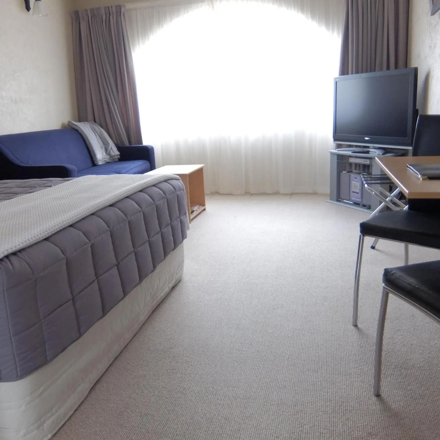 Photo of the whole room, Bed in 299 On Devon West