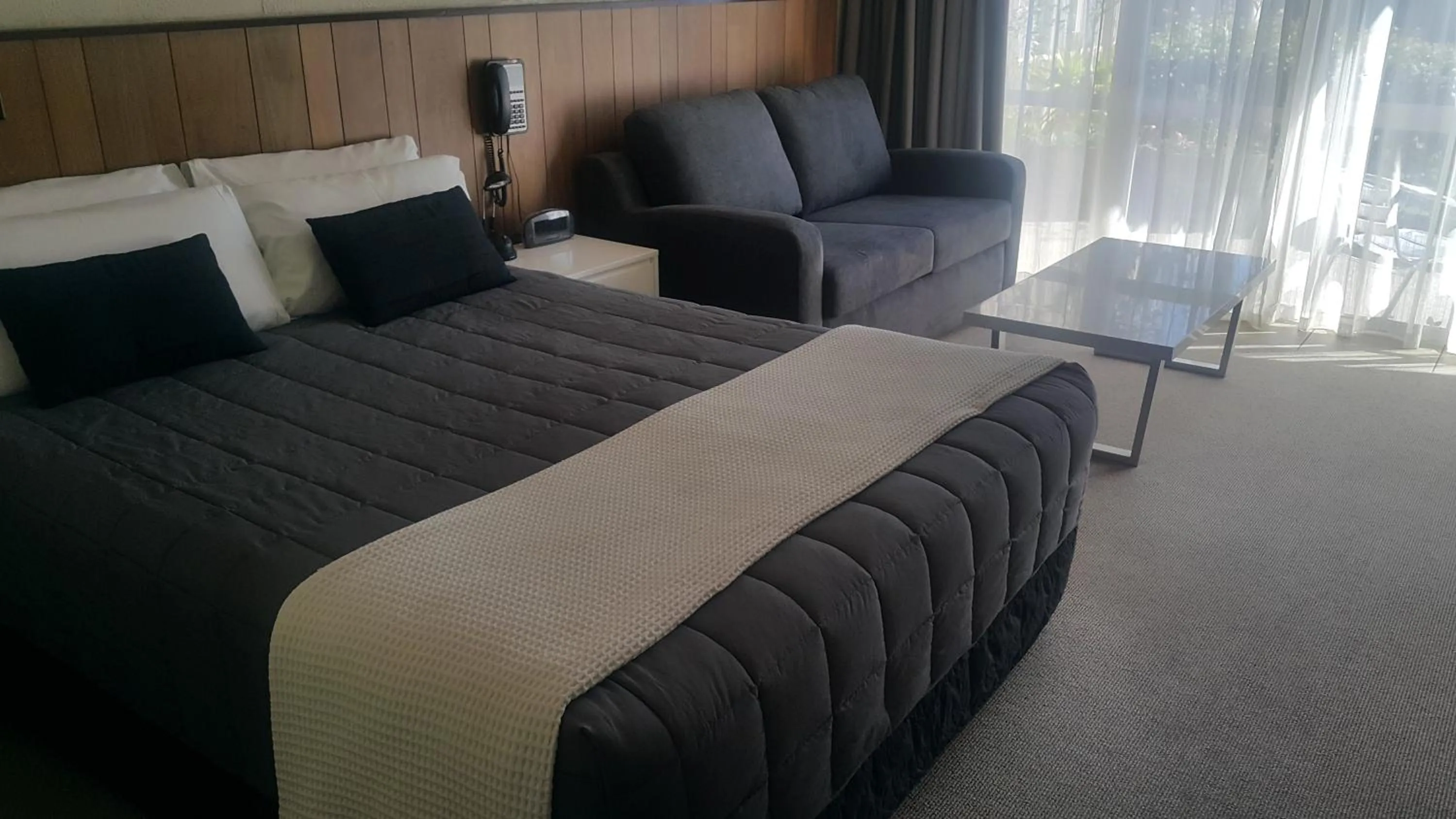 Bed in 299 On Devon West