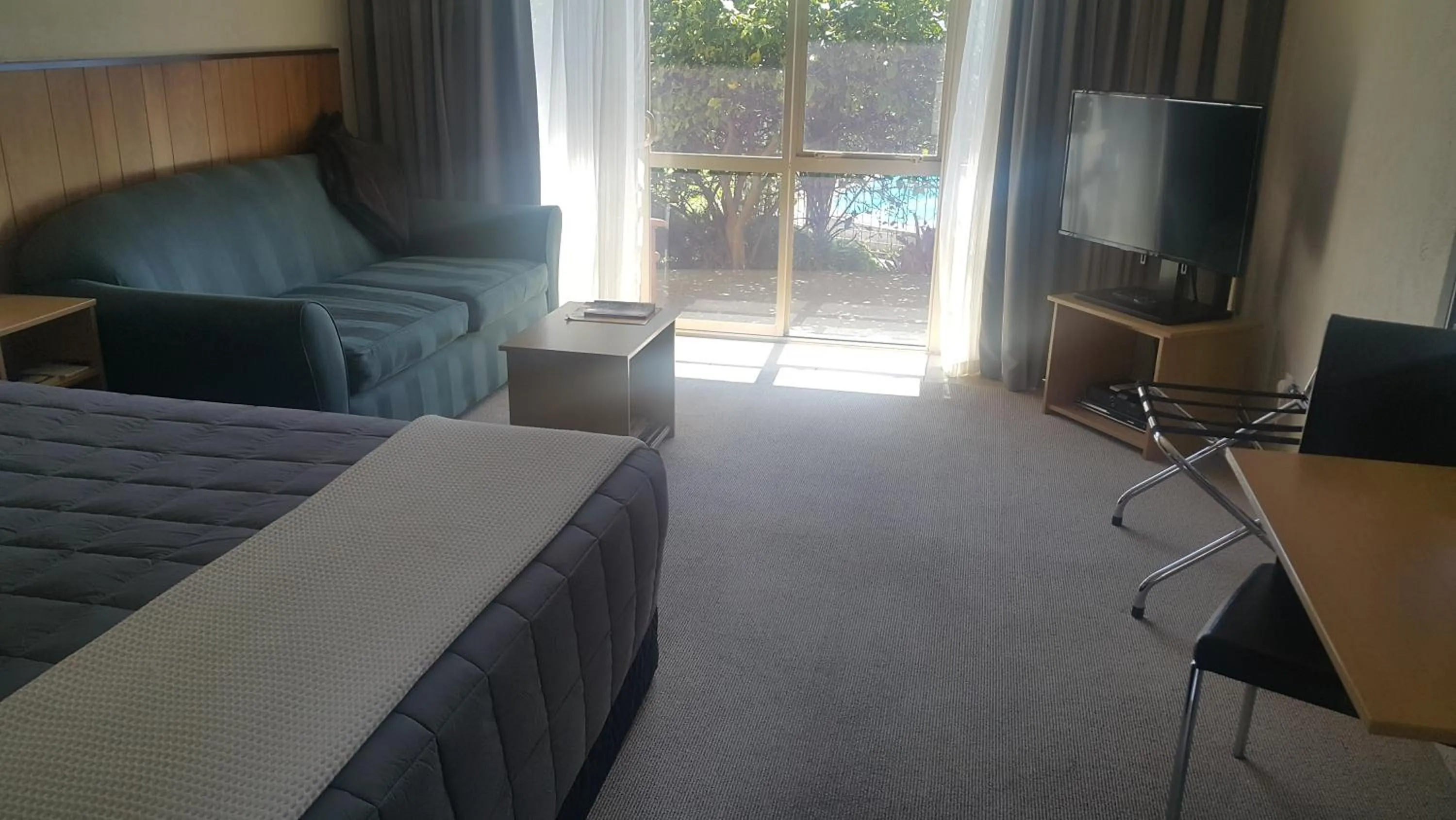 Photo of the whole room in 299 On Devon West