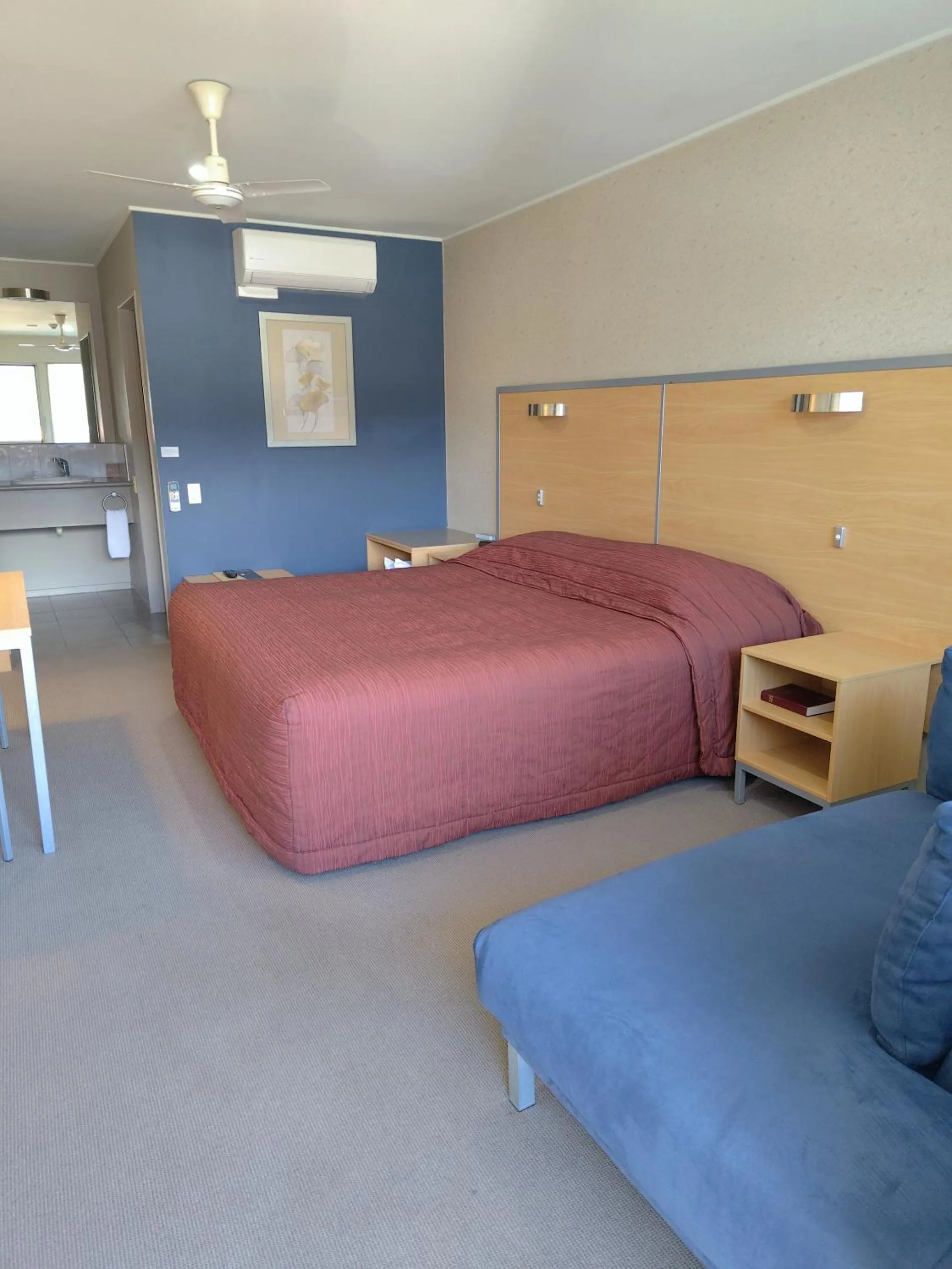 Dining area, Bed in Landmark Manor
