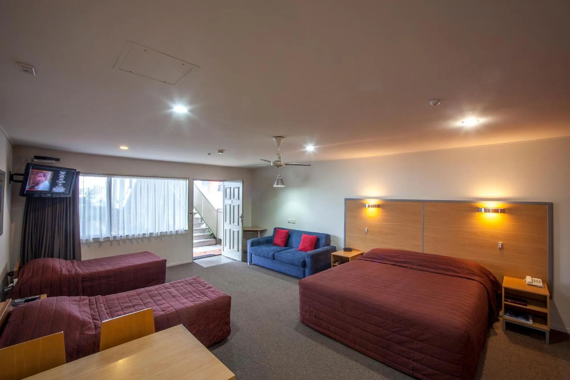 Photo of the whole room, Bed in Landmark Manor