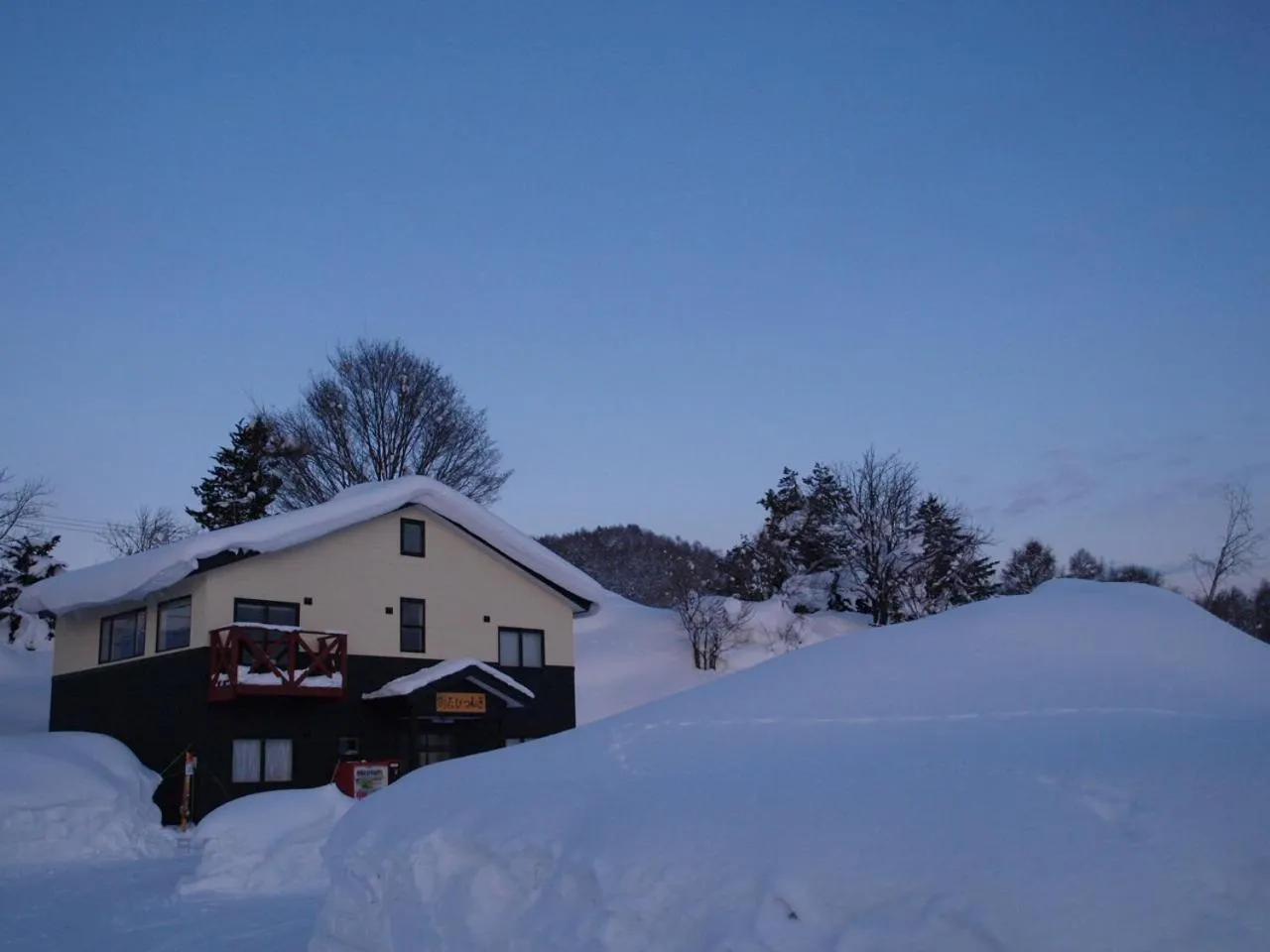 Facade/entrance in Niseko Tabi-tsumugi Backpackers