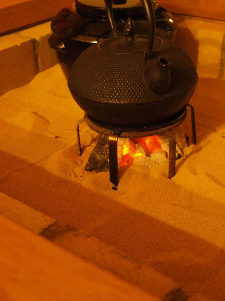 Communal lounge/ TV room in Niseko Tabi-tsumugi Backpackers
