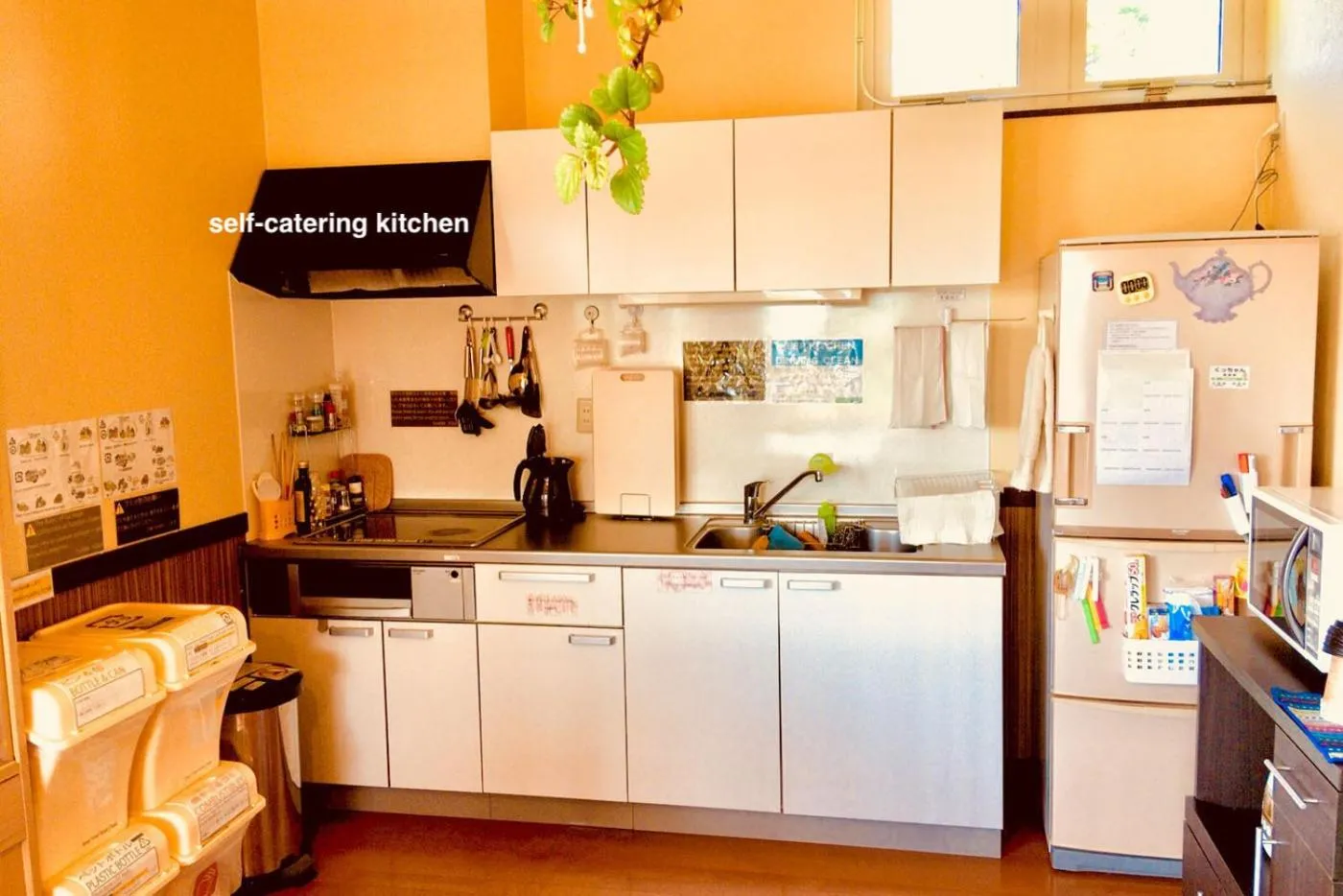 Communal kitchen in Niseko Tabi-tsumugi Backpackers