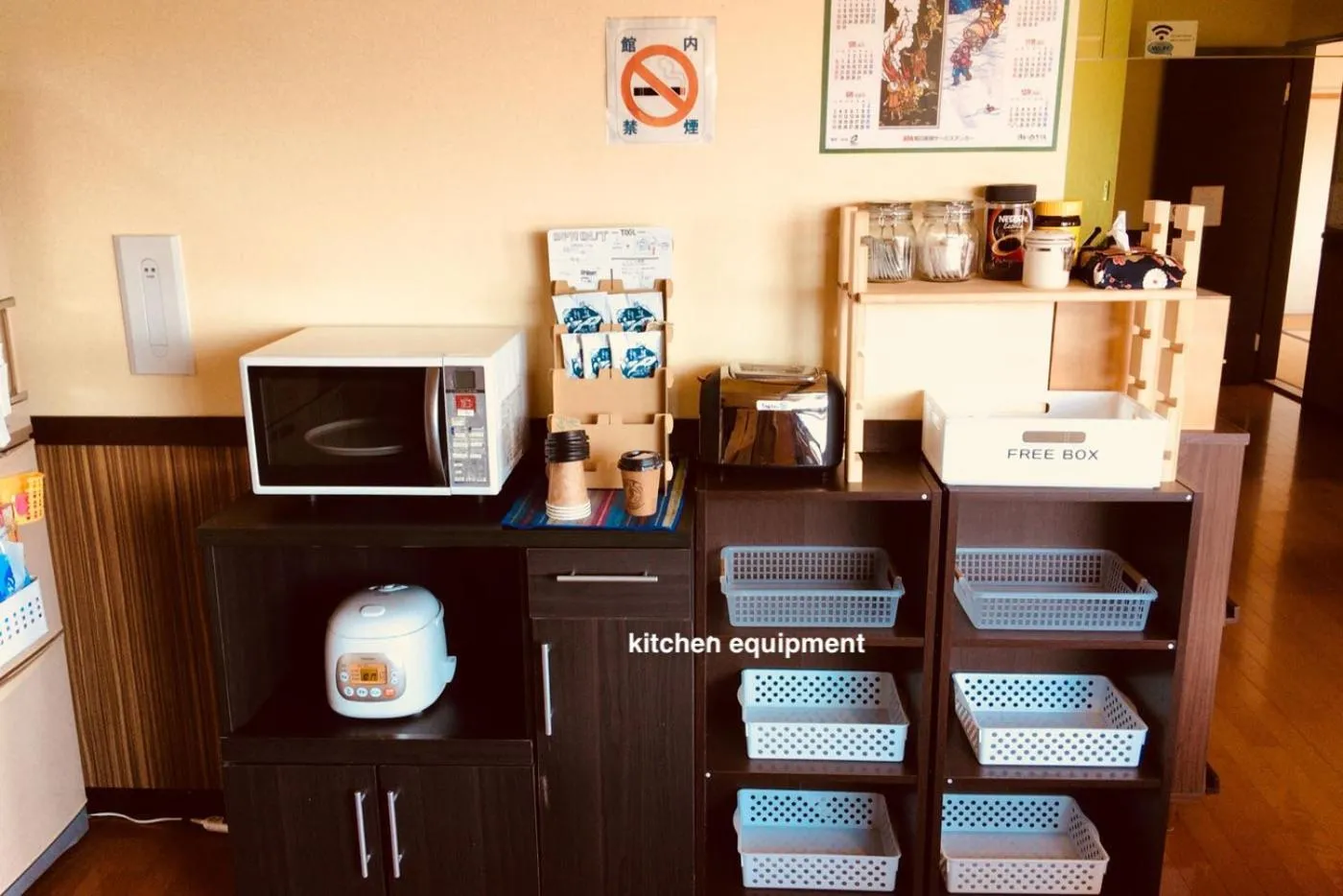 Communal kitchen in Niseko Tabi-tsumugi Backpackers