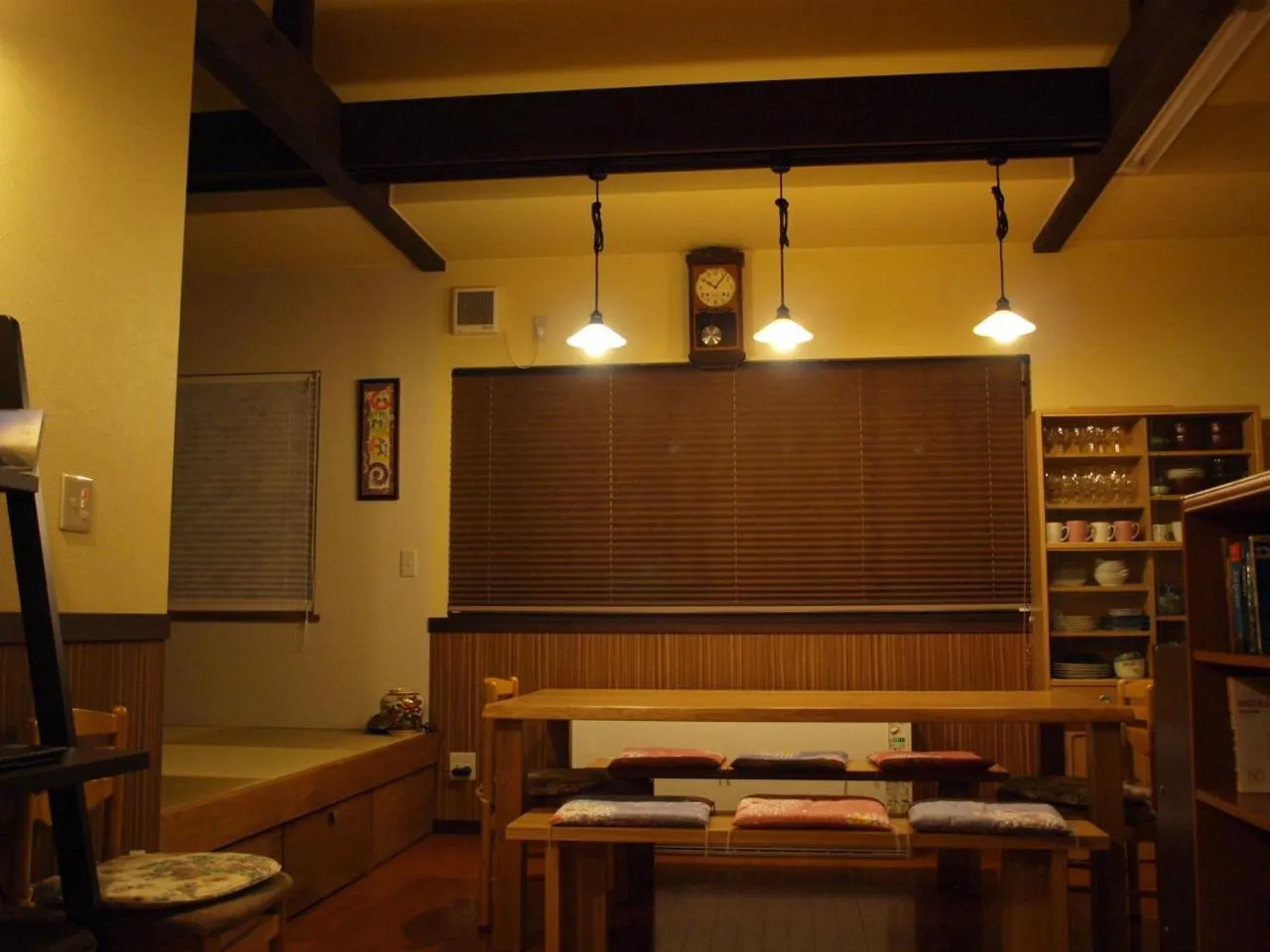 Communal lounge/ TV room in Niseko Tabi-tsumugi Backpackers