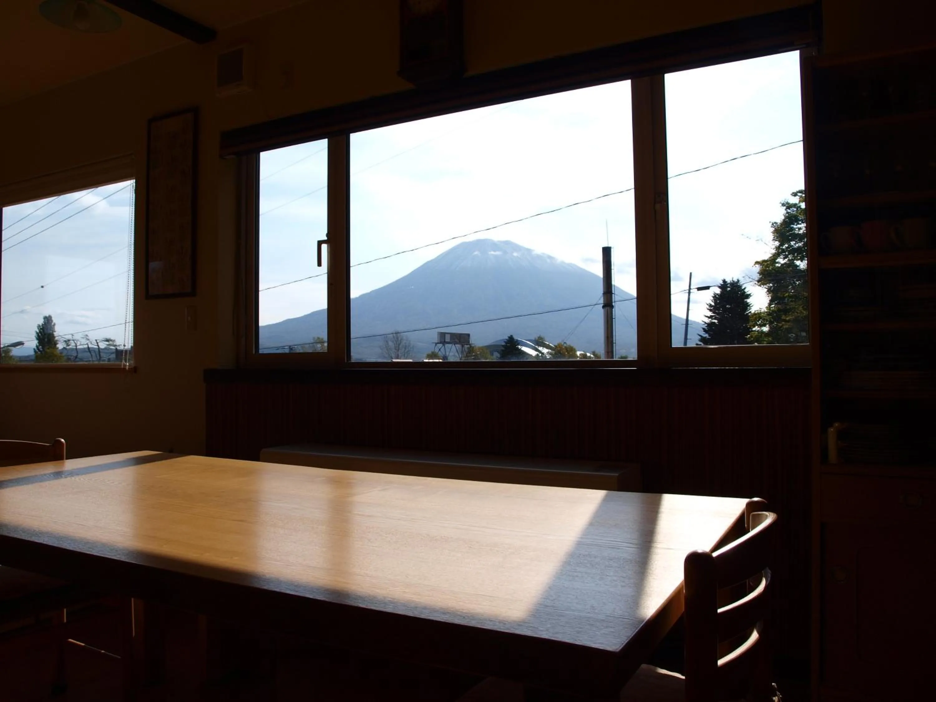 Communal lounge/ TV room in Niseko Tabi-tsumugi Backpackers