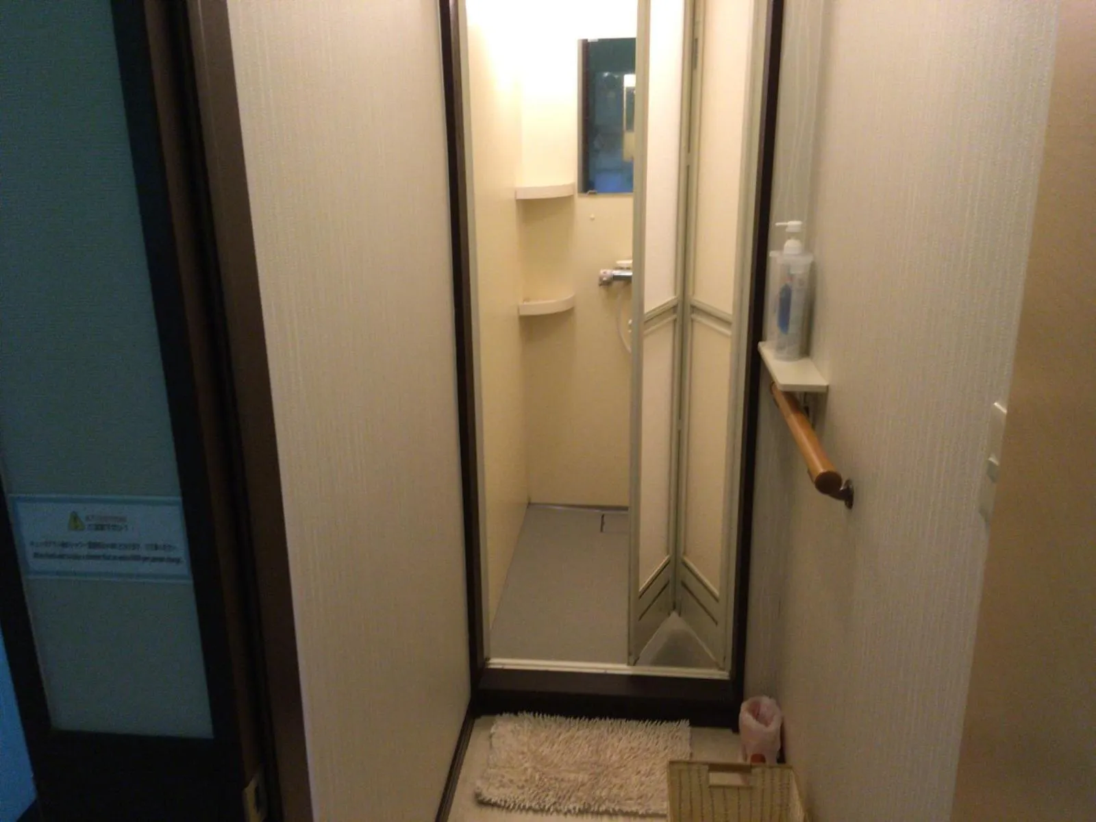 Shower in Niseko Tabi-tsumugi Backpackers