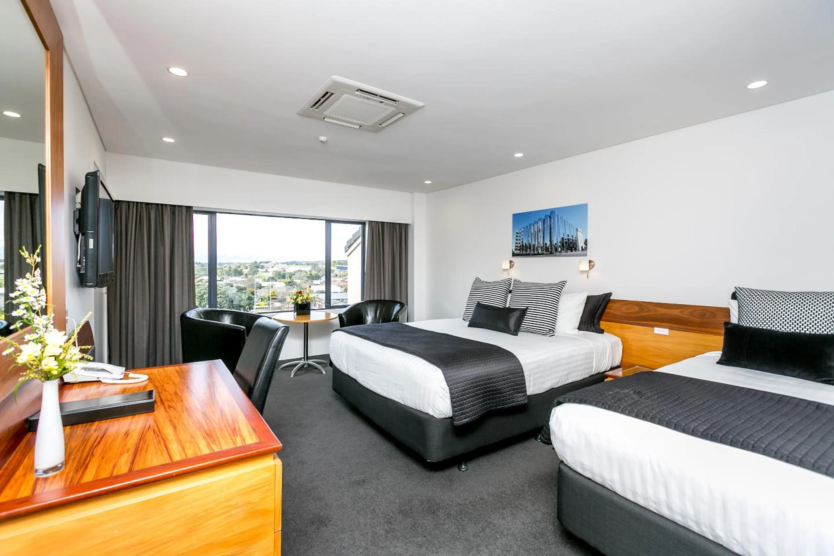 Photo of the whole room, Bed in Plymouth International