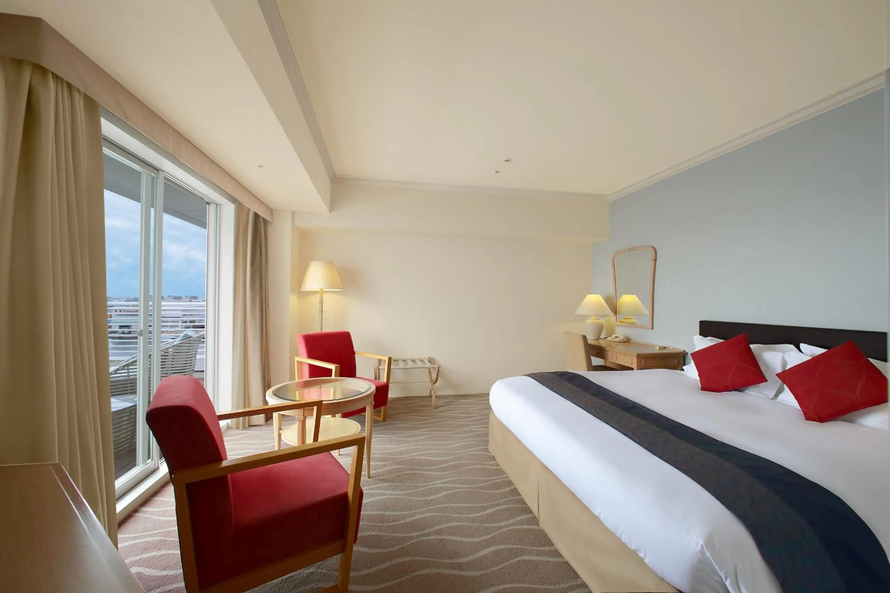 Photo of the whole room, Bed in Kobe Meriken Park Oriental Hotel
