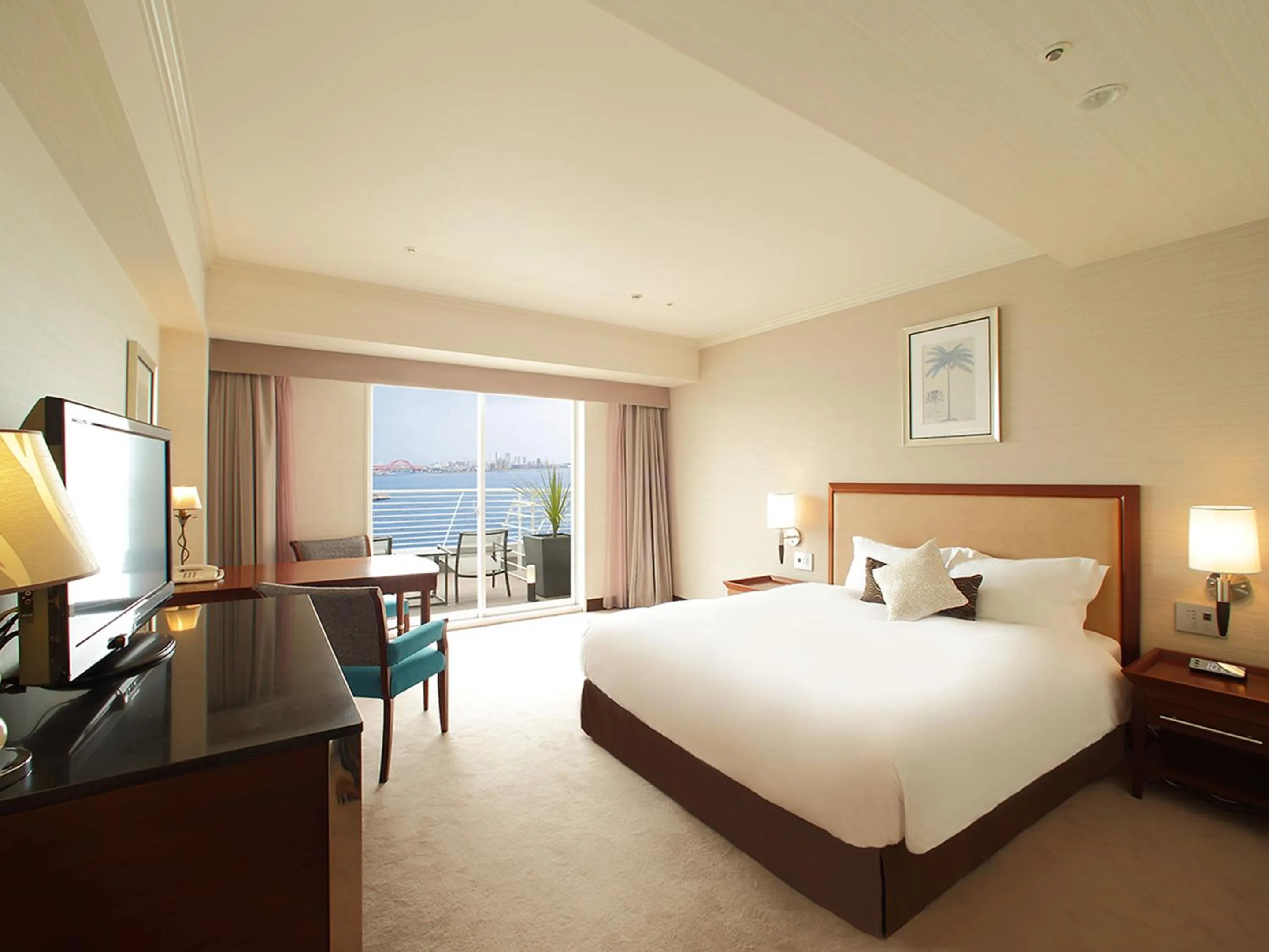Photo of the whole room, Bed in Kobe Meriken Park Oriental Hotel