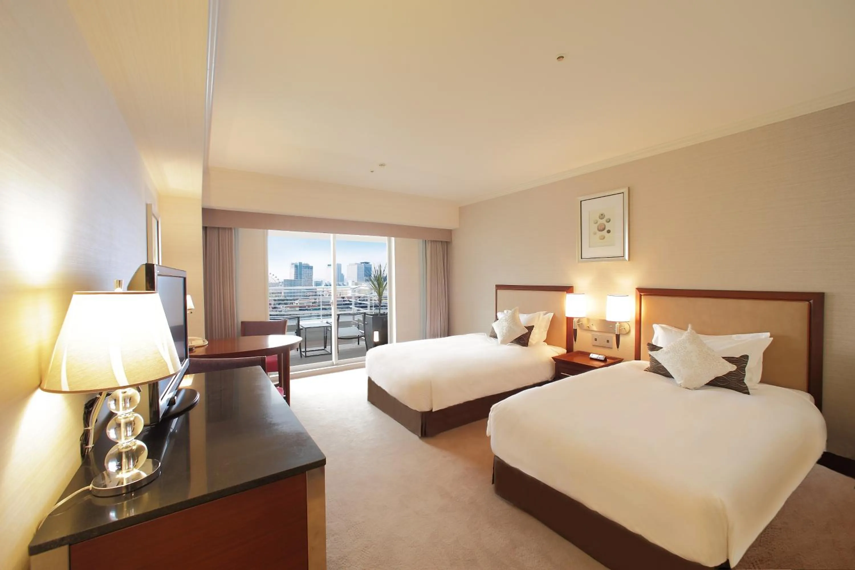 Photo of the whole room, Bed in Kobe Meriken Park Oriental Hotel