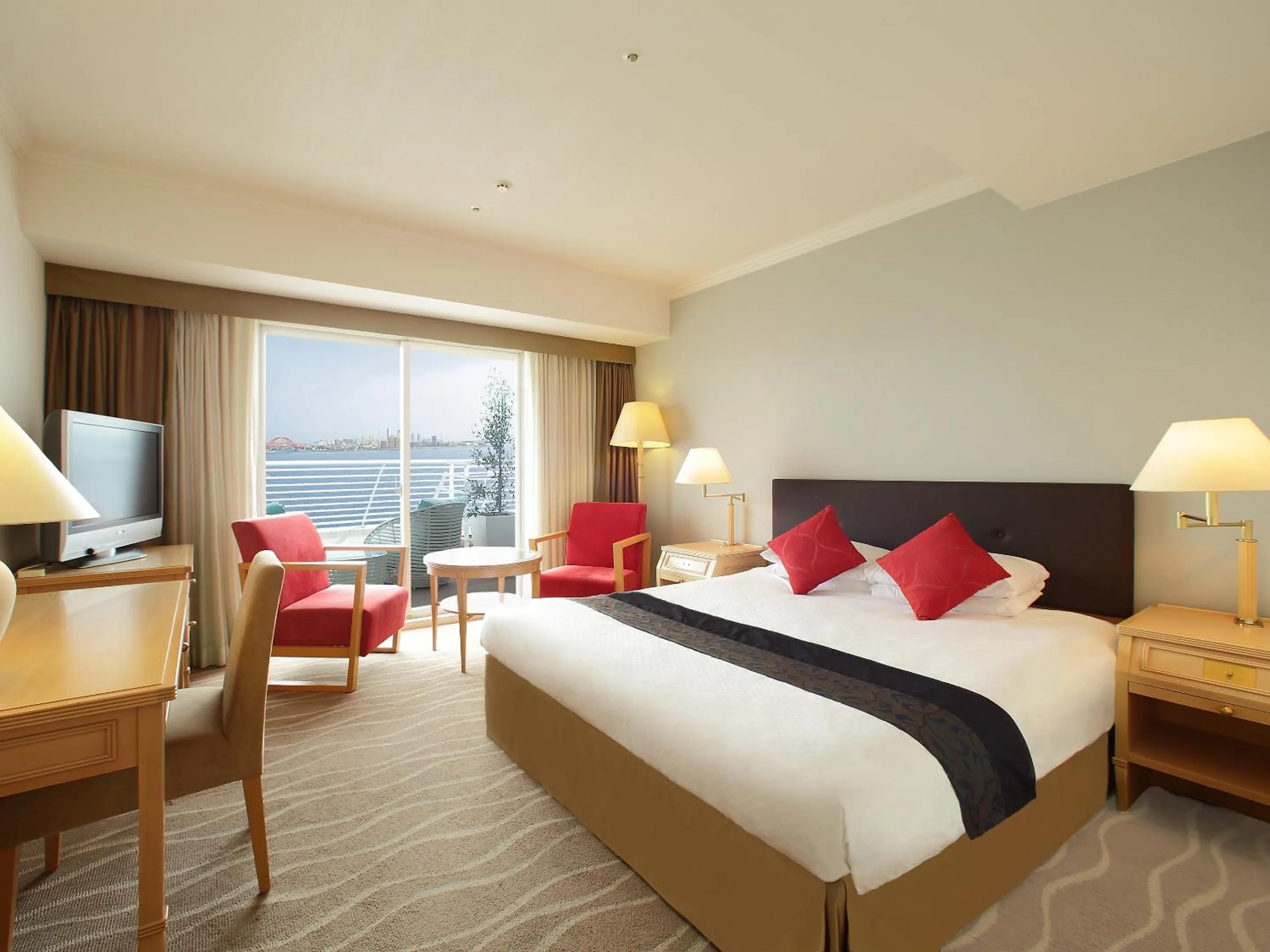 Photo of the whole room, Bed in Kobe Meriken Park Oriental Hotel