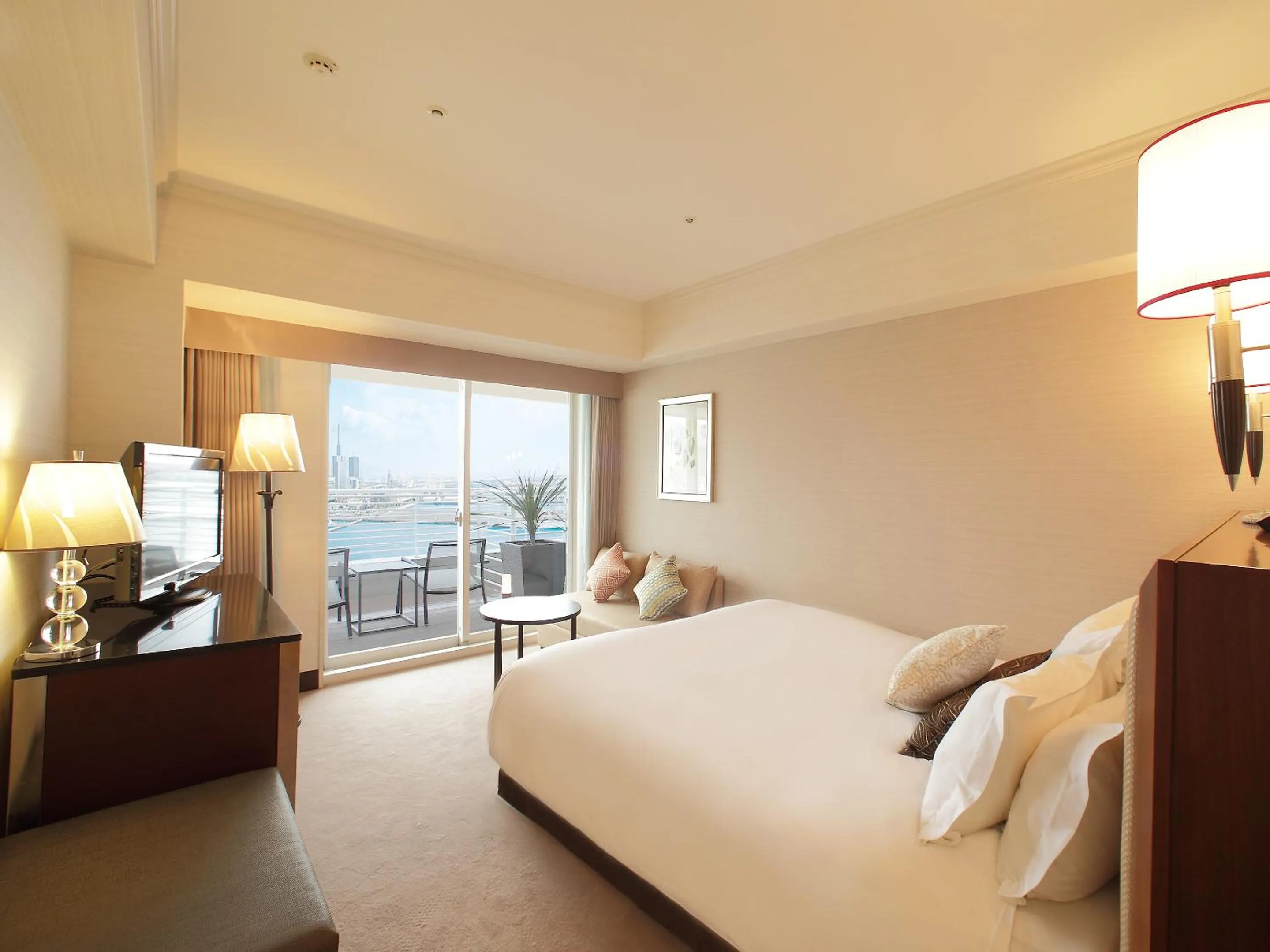 Photo of the whole room, Bed in Kobe Meriken Park Oriental Hotel