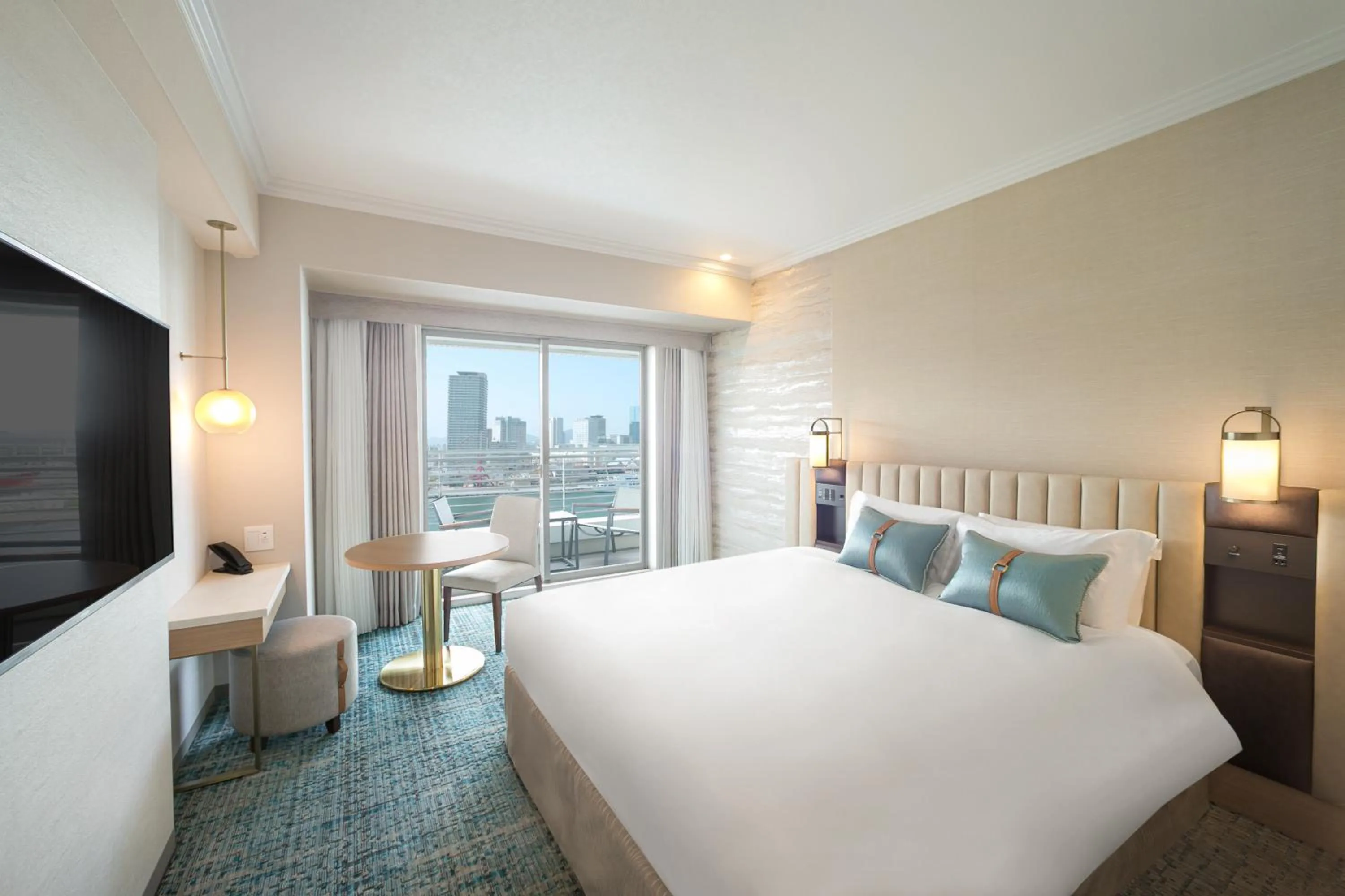 Photo of the whole room, Bed in Kobe Meriken Park Oriental Hotel