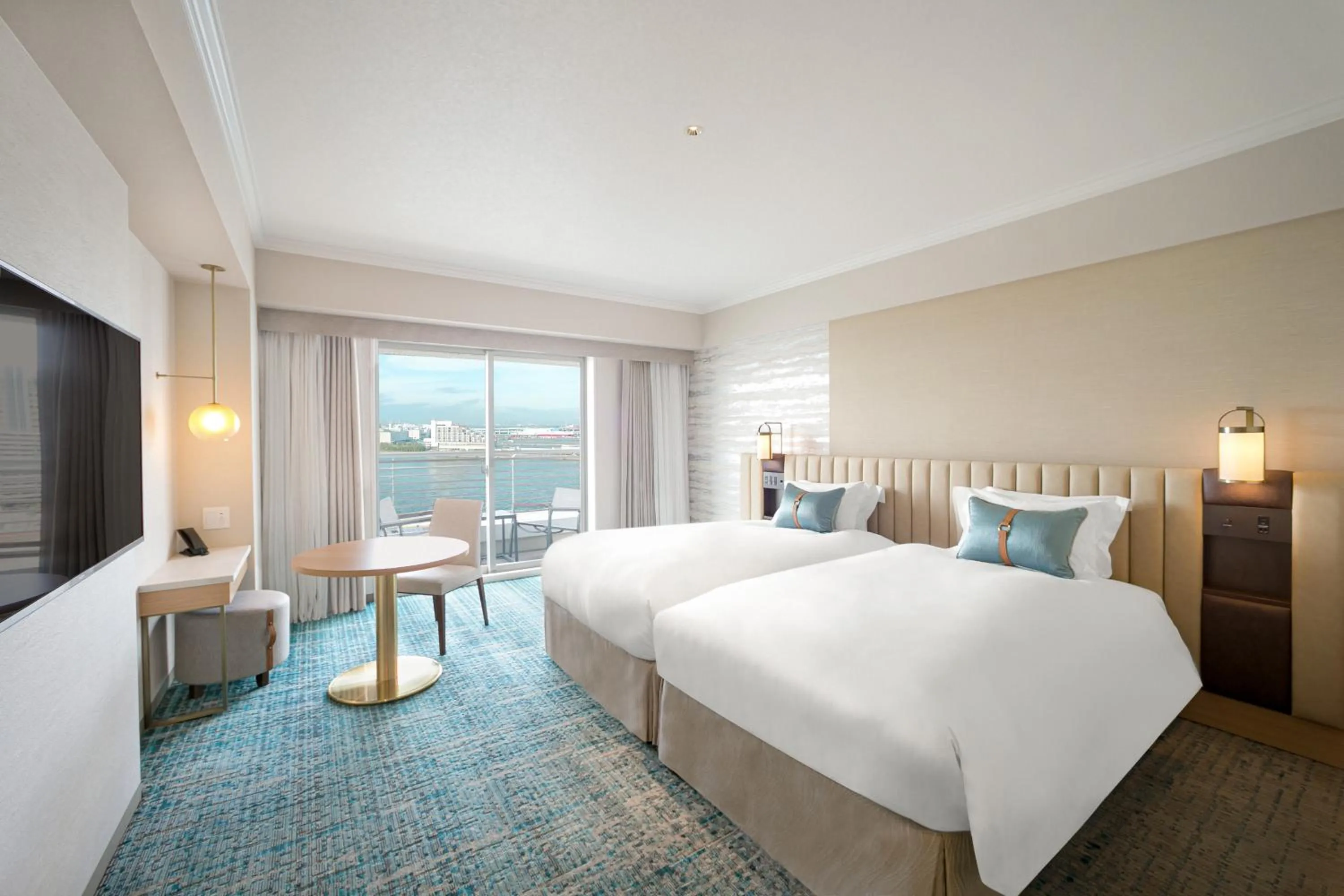 Photo of the whole room, Bed in Kobe Meriken Park Oriental Hotel