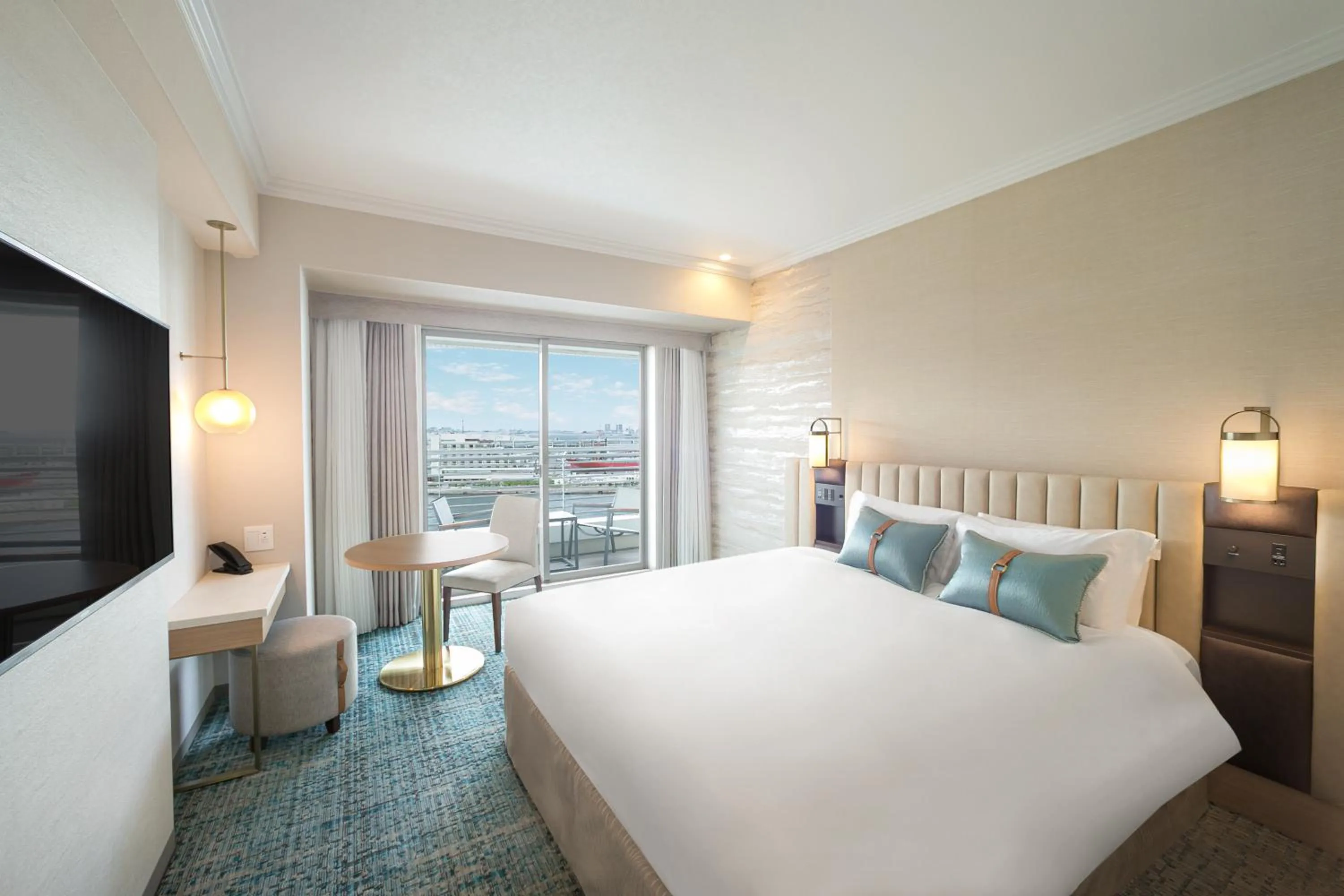 Photo of the whole room, Bed in Kobe Meriken Park Oriental Hotel