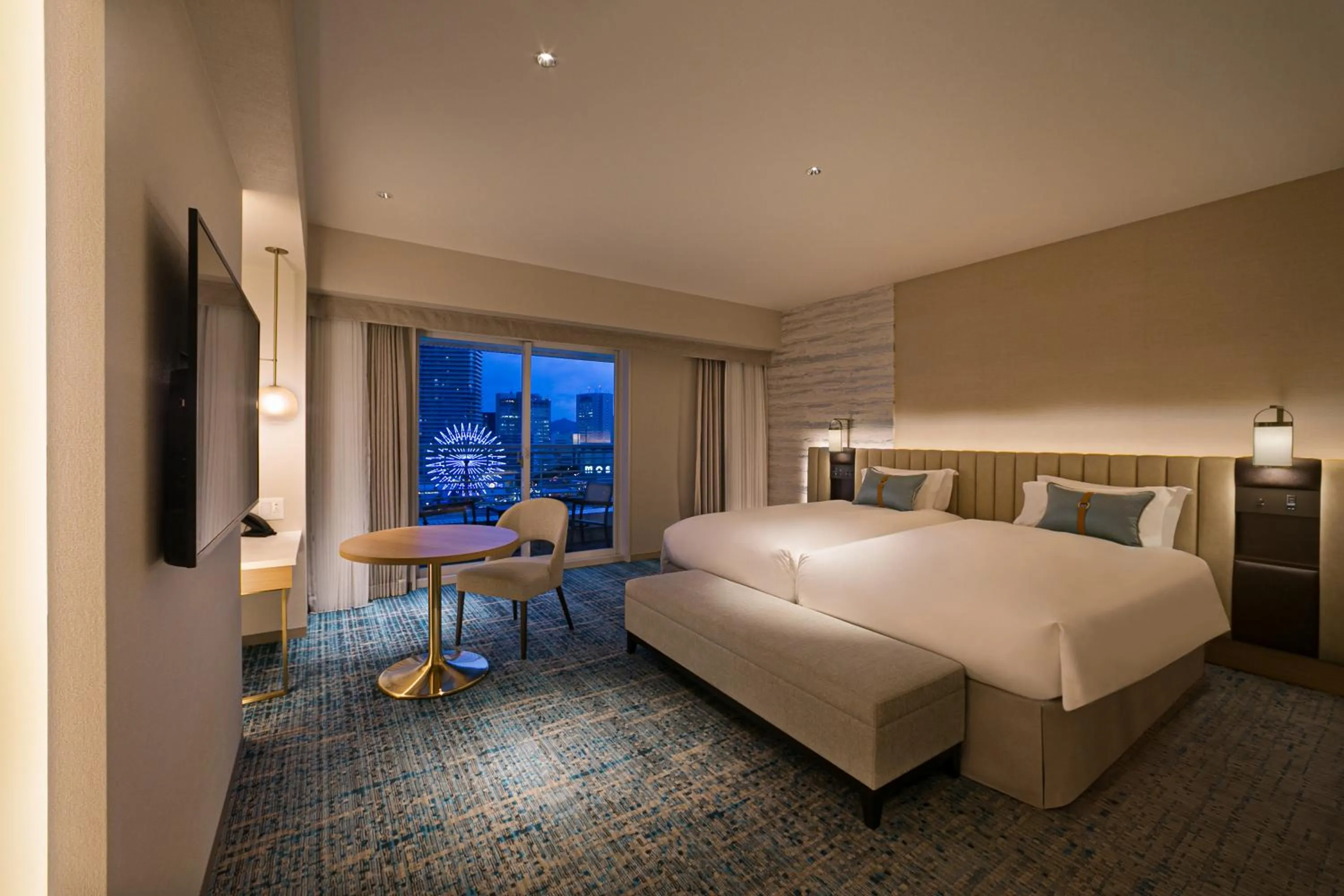 Photo of the whole room, Bed in Kobe Meriken Park Oriental Hotel