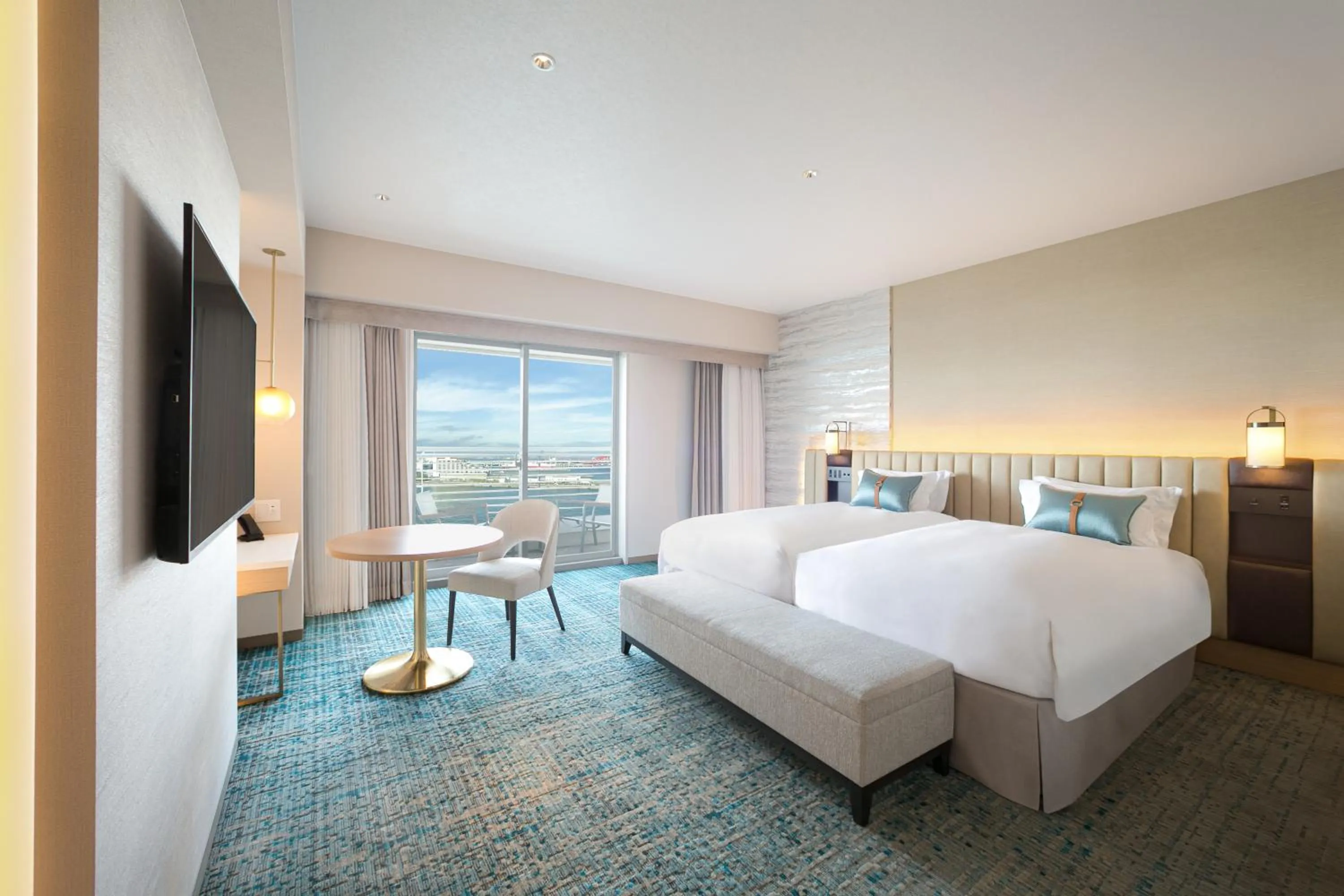 Photo of the whole room, Bed in Kobe Meriken Park Oriental Hotel