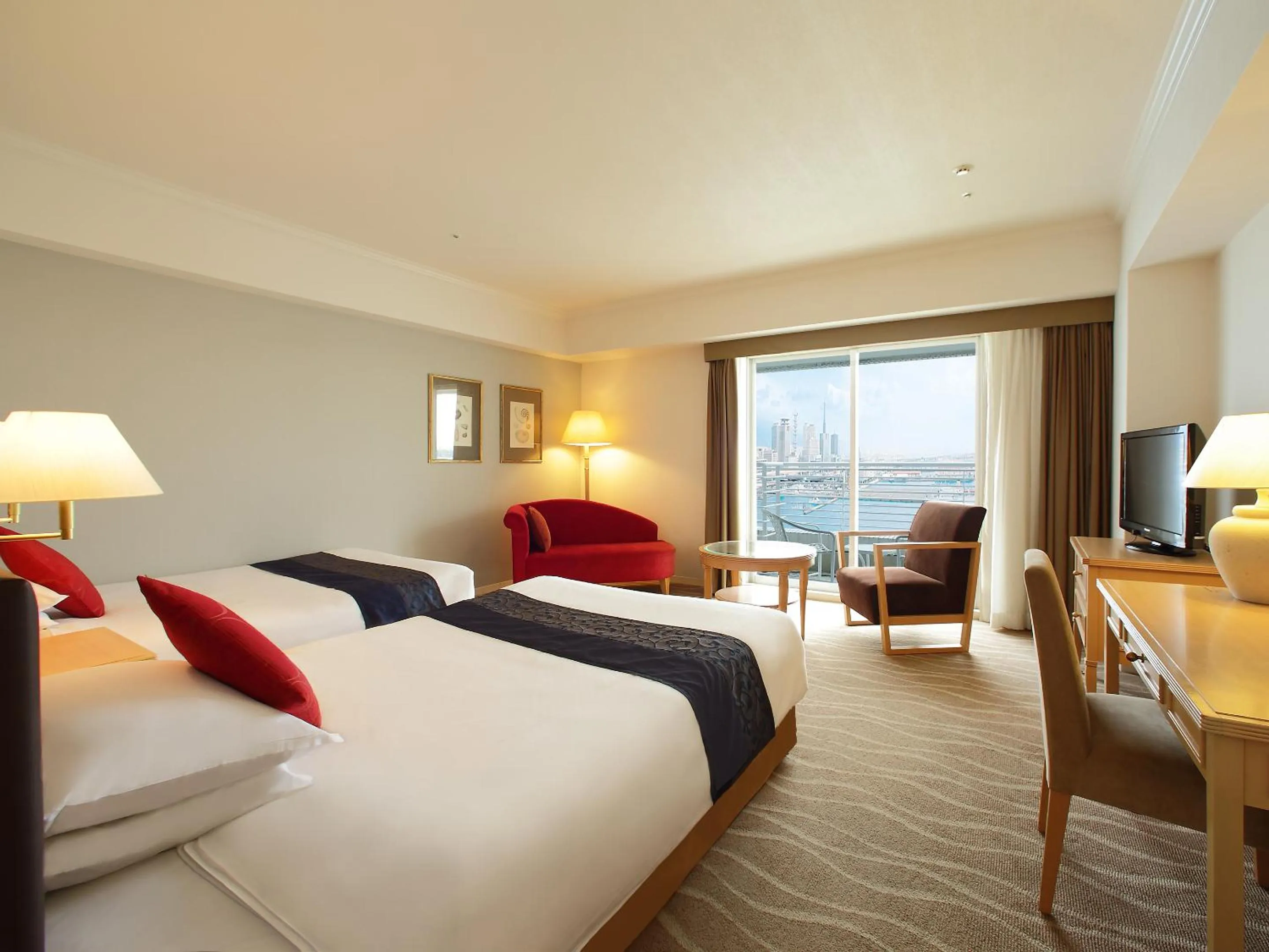 Photo of the whole room, Bed in Kobe Meriken Park Oriental Hotel