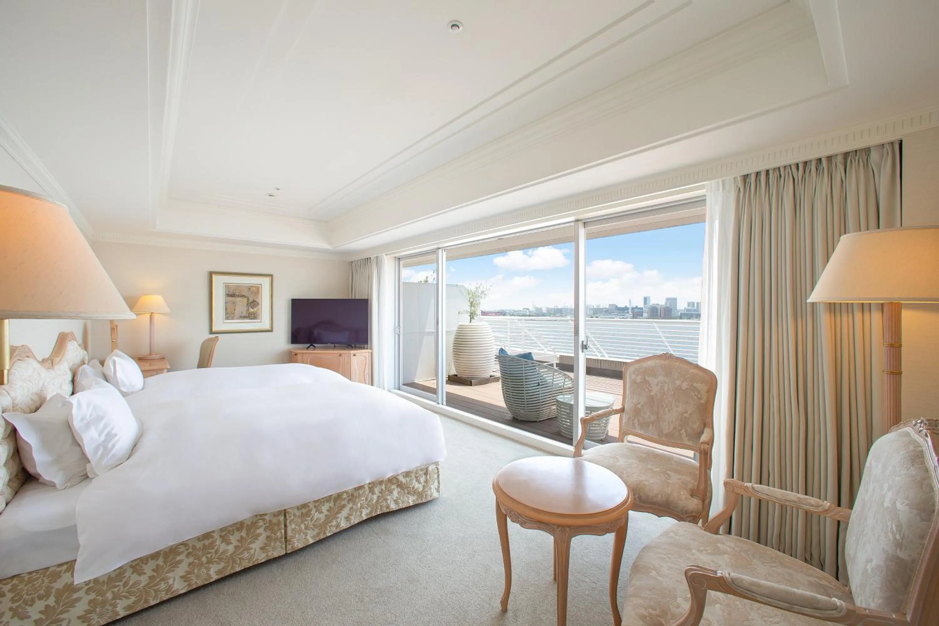 Photo of the whole room, Bed in Kobe Meriken Park Oriental Hotel