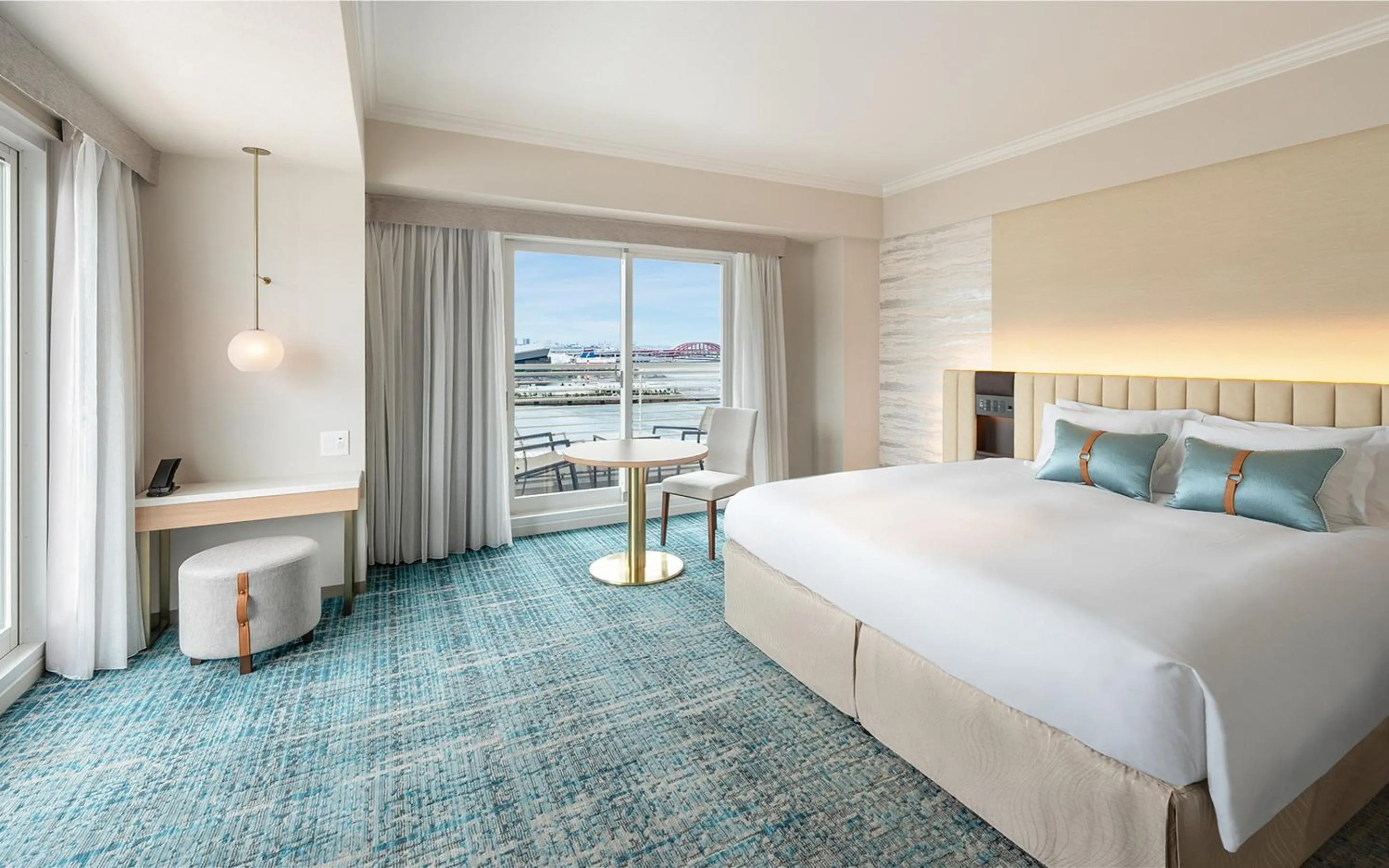 Photo of the whole room, Bed in Kobe Meriken Park Oriental Hotel