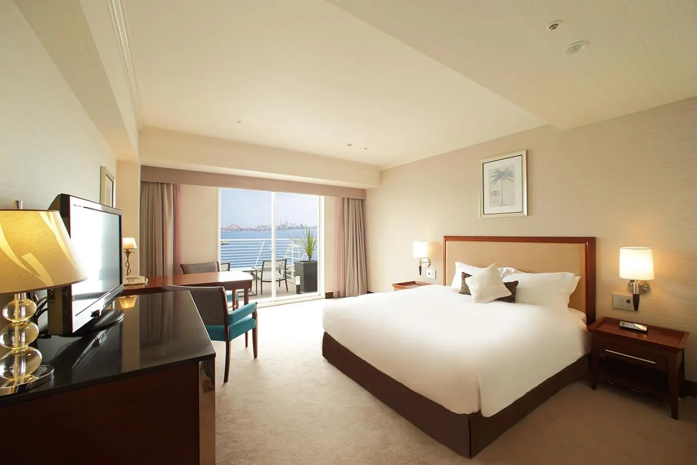 Photo of the whole room, Bed in Kobe Meriken Park Oriental Hotel