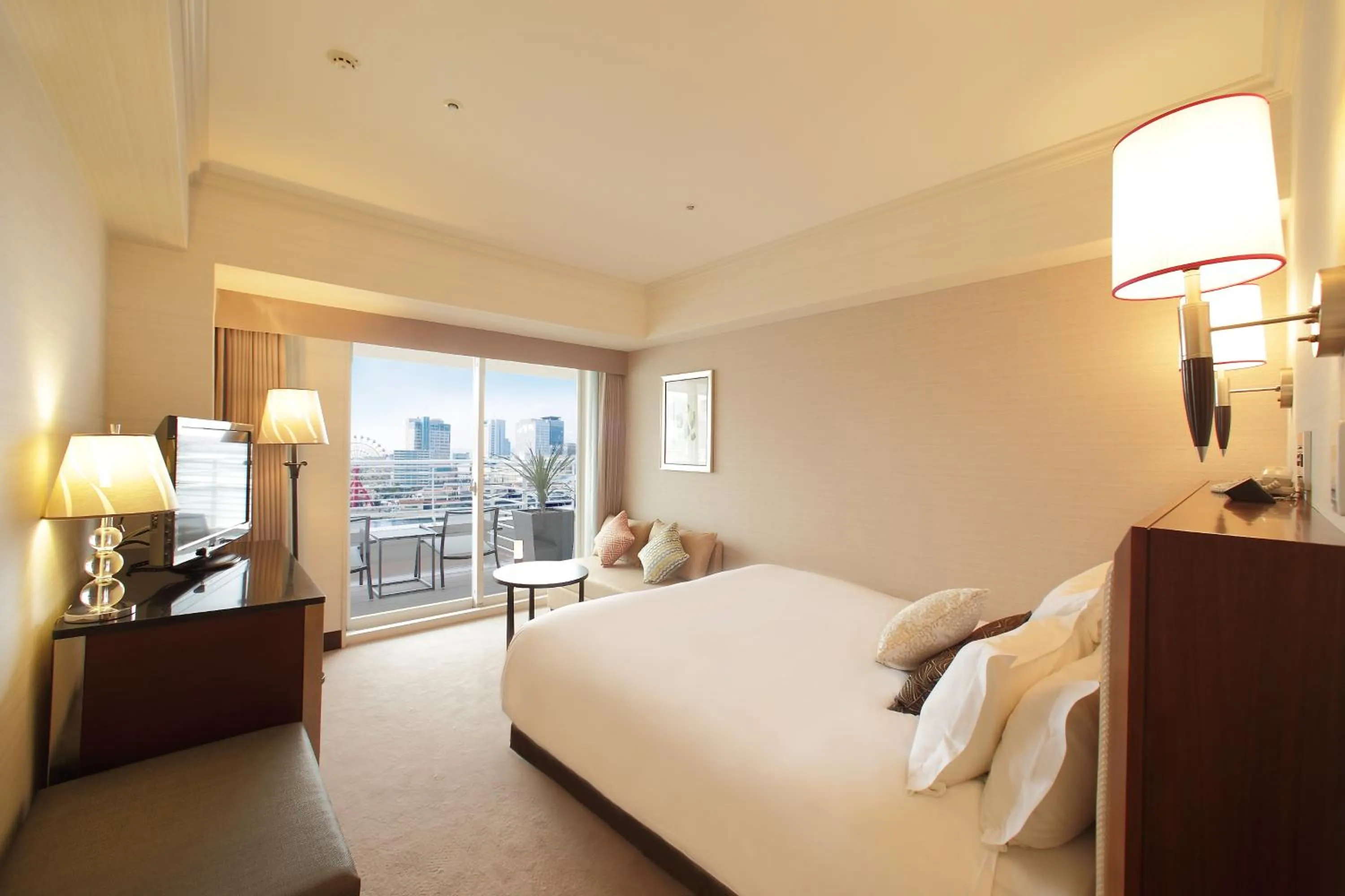 Photo of the whole room, Bed in Kobe Meriken Park Oriental Hotel