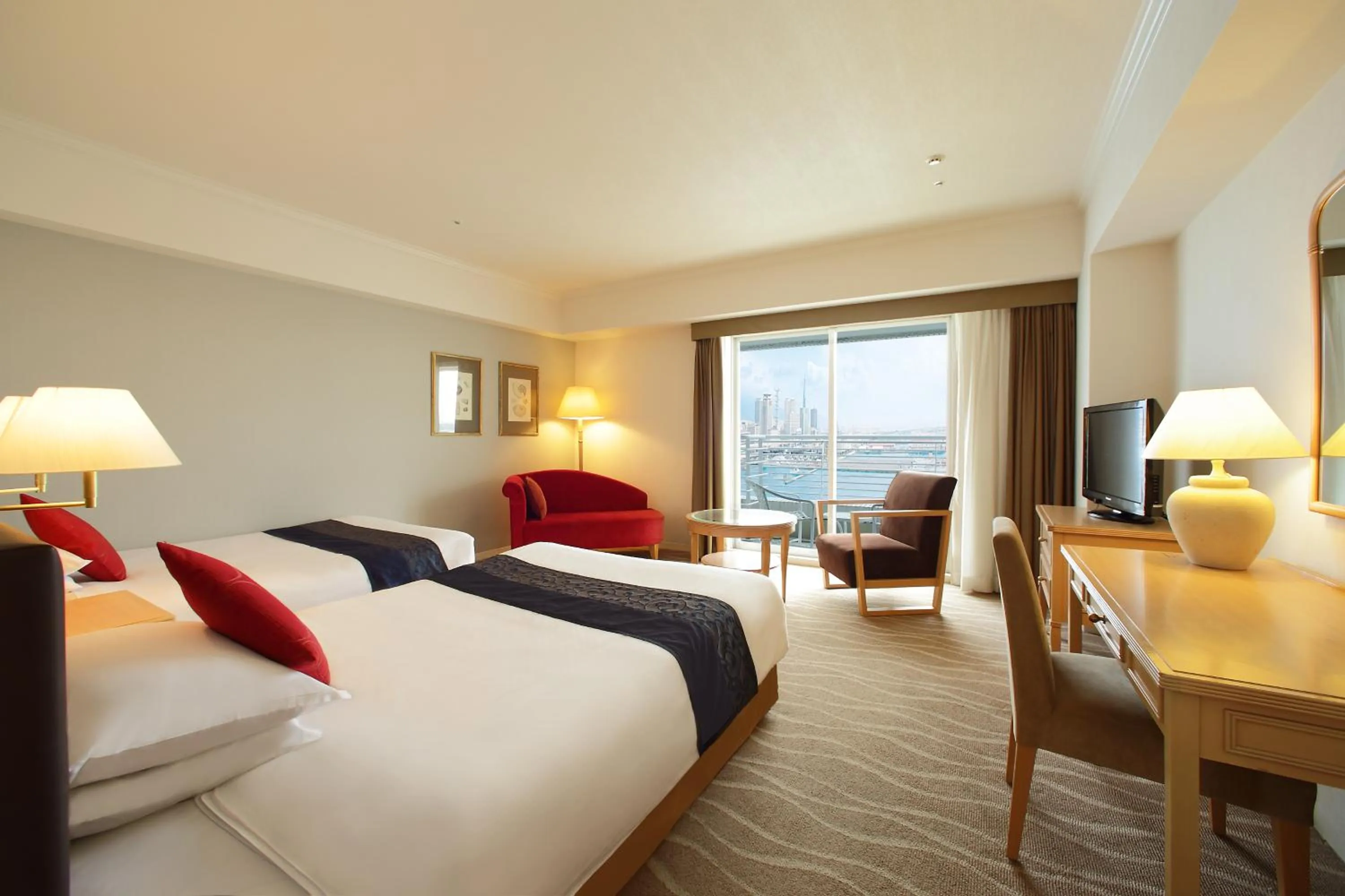 Photo of the whole room, Bed in Kobe Meriken Park Oriental Hotel